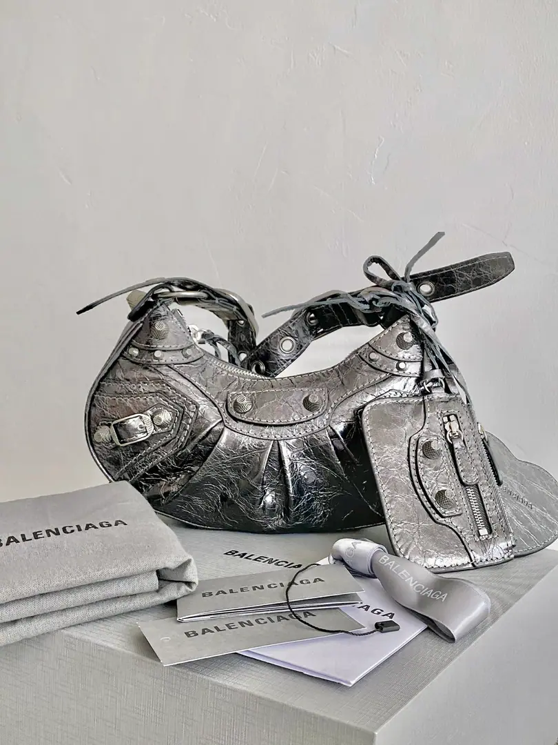 The waxy silver gray.xs/26cm🩶 ba1enciaga Le CagoleHalf a month's dumpling charter. Wuhu！！Let me pick up my love for the motorcycle. Half a moon arc of a wrapper., I've kept my pedals. And a little wallet with a ding-ding, banging. The most joyful part of me is the many faces.♥️A little mirror.！ The full location is holding on.～👌🏻 PositivepinWhat about it?, xsI bought silver., sI bought white. The whole bag really has more details than I can get. I'll tell you. We're probably the only ones who can get all the details right.🤫 Every piece of hardware has to be identical. This efficiency is not comparable to the wrong version. So wait patiently. Because I'm working hard too. It makes you feel worth it. xsSmall: 26×16×10cm671309m