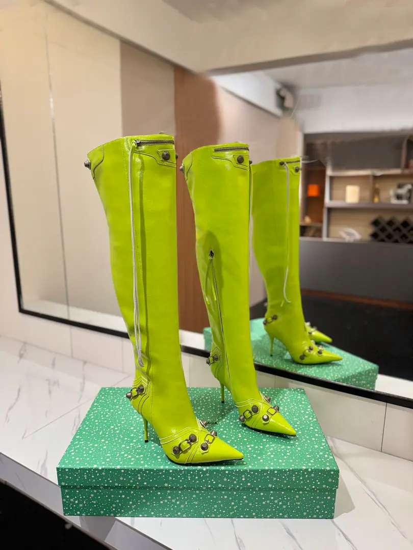 Plant price: BalenciagaParisian. Cagole High boots. The multi-coloured heavy-worker nails point their heads over their knees.✨ A lot of bright matching colors., High-level eye-sucking of bright skin. Metal nails make cool, personality., Slight and long legs. Salt is sweet enough to fit in with all kinds of clothes., You're so hot, you're so hot. The fall and winter suit just needs it., It's easy to unlock the back rate.🖤 Shoe.: Imported cattle skin Uchi.: Bullskins. Otsumi!: Italian skin. He's tall.: 9.5cm Data36HQ high54.5cm Every code difference+0.5, Perimeter36cmThe wideest position per code difference+0.7 Spill Ribration45cmEvery code difference+0.7