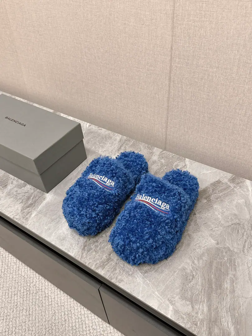𝐁𝐀𝐋𝐄𝐍𝐂𝐈𝐀𝐆𝐀｜𝐒𝐒 𝐧𝐞𝐰 BalenciagaParisian. New couple tow Coke embroidered cotton-coated slippers Top Version🔝The Parisian family is so hot. Couple size. Fashion Fairy and the Euro-American Star Lover. Provision for winter The fashion is not over-optimal. ♡show details Shoe slanting, cotton-grew. A special fluffy softness., Skin. I feel so comfortable. A fine hand-sewing walk. EmbroiderylogoThe high-level is full. Original natural rubber smooth-for-brand grinding ground The new original package with the cabinet. Codes: Women35-40 Men39-44【Men need to be booked.】