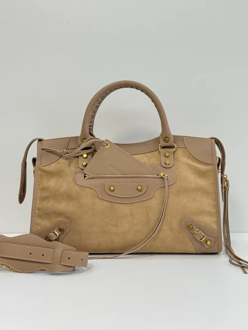 ｛Medium-middle-mixed almond.｝ 𝐁𝐀𝐋𝐄𝐍𝐂𝐈𝐀𝐆➰Le City 26 Spring and summer, new car. A plaque of old brown with a soft feel, a leather car bag., It's a classic that never goes out of time in the closet.. Old gold buttons., Signal flow of suction, It's perfect to combine the regeneum with the coolness.. The skin touch mix is a very inclusive one., Telecommuting, You can ride like a man., Capacity Online, Colour value versus utility, It's a quality bag that can carry it all the way.. Paragraph: 260627 Dimensions: Bottom 38.5x High 24x Kuan 15cm