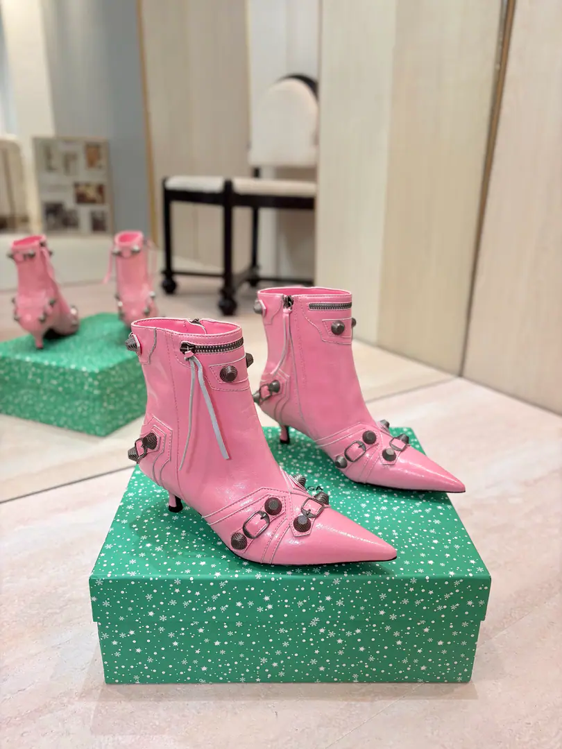 Price: BalenciagaParisian. Cagole High boots. The multi-coloured heavy-worker nails point their heads over their knees.✨ A lot of bright matching colors., High-level eye-sucking of bright skin. Metal nails make cool, personality., Slight and long legs. Salt is sweet enough to fit in with all kinds of clothes., You're so hot, you're so hot. The fall and winter suit just needs it., It's easy to unlock the back rate.🖤 Shoe.: Imported cattle skin Uchi.: Bullskins. Otsumi!: Italian skin. He's tall.: 5cm Codes: 35-39（34.40.41.42 I'll make sure I don't change it.） Data36HQ high15.5cm Every code difference+0.5, Perimeter25cmThe wideest position per code difference+0.5