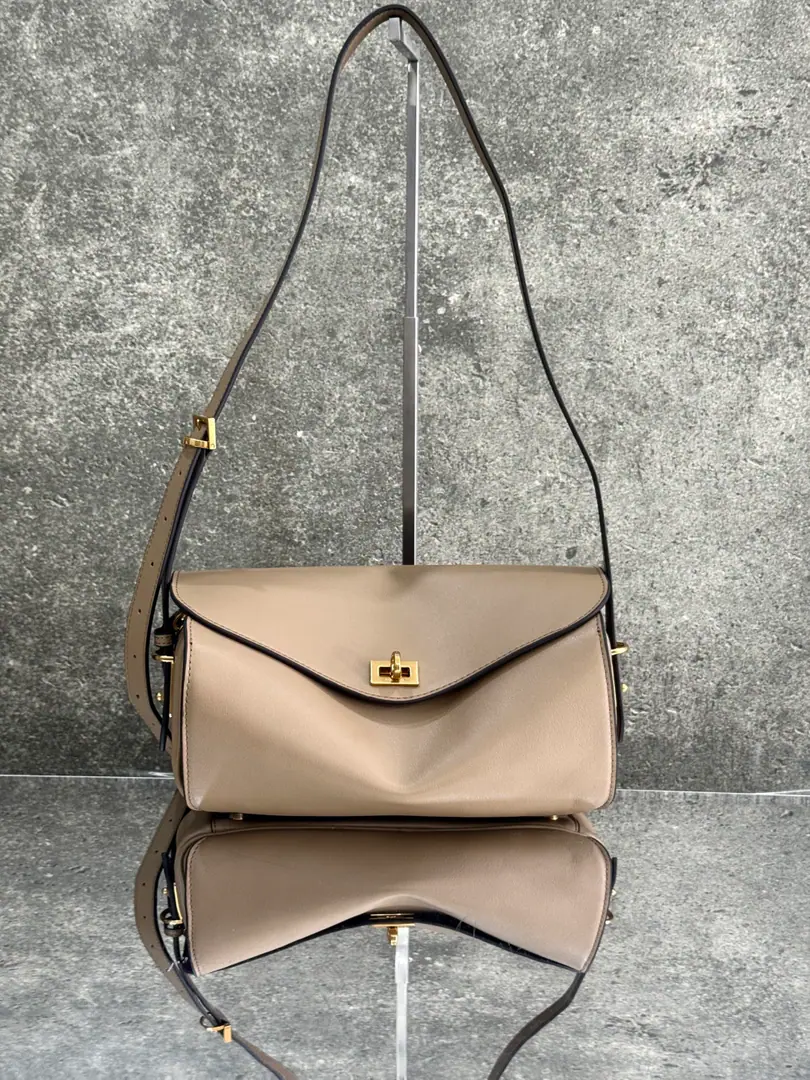 𝐁𝐀𝐋𝐄𝐍𝐂𝐈𝐀𝐆➰Le 7 Handbag. 🖤 A high-profile armpit under a bag./Here comes the slant bag.！ Soft cow skin.+The Gullion Gold Buffet.✨ It's a terrible quality.！ Regable shoulder belt, Single shoulder./The slash is so beautiful.～ Capacity Online, Cell phones, Pizza., Put the lipstick on.！ I'm out of town everyday./It's all right for telecommuting., The lady with the air conditioner on her back.！ Who's carrying who's good?, Close your eyes and don't step on the thunder.💼 Paragraph: 0413 Dimensions: Bottom 26x High 14x Kuan 10cm