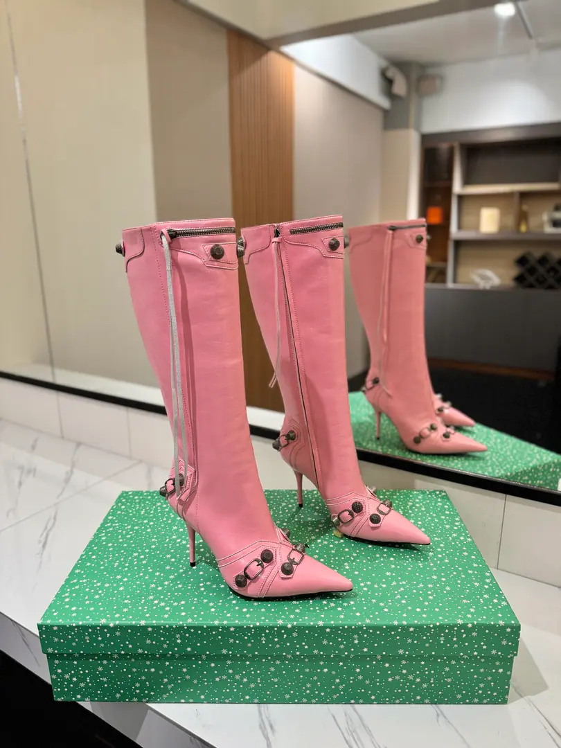 Plant price: BalenciagaParisian. Cagole High boots. The multi-coloured heavy-worker nails point their heads over their knees.✨ A lot of bright matching colors., High-level eye-sucking of bright skin. Metal nails make cool, personality., Slight and long legs. Salt is sweet enough to fit in with all kinds of clothes., You're so hot, you're so hot. The fall and winter suit just needs it., It's easy to unlock the back rate.🖤 Shoe.: Imported cattle skin Uchi.: Bullskins. Otsumi!: Italian skin. He's tall.: 9.5cm Data36HQ high36cm Every code difference+0.5, Perimeter36cmThe wideest position per code difference+0.5