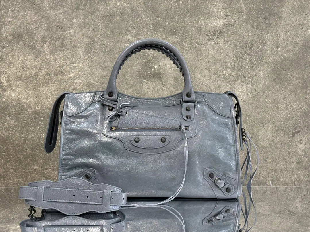【Latest26Version Update】 Balenciaga city M Big number. Gray Blue/Black button Classic motorcycle. The Parisian family's most symbolic handbag.Le CitySeries✴️Power returns. Rehearsal👜 ArenaThe little lambs wear natural wrinkles.（Blast strip.）The more you use it, the more you smell.. The ricochet and the stream., It's a carved-out.. The shoulder belt is better designed for slashing.～The minor details make the whole body more light.🌬️The new Macalun is especially suited to spring and summer.🌱A sweet, handsome, smooth-looking collision system. Fashion touch is available. Paragraph: 260622 M Large size: Long37 x High23.4 x Kuan15centimetres S Medium Size: Long30 x High20 x Kuan 10centimetres miniSize of the trumpet: Long23 x High15 x Kuan 10centimetres