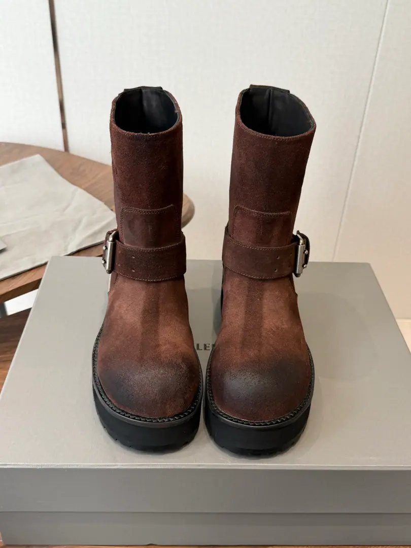 （You can choose a small size for a thin foot.） BalenciagaParisian.26FWXin. Battle boots. Poison boots. ～ Dark engine wind.！- The fashion pontificate.！The Godpiece that's needed to blow up the air-block.！ The poison is designed to be extremely recognizable., A sharp line with a metal button., Every detail is clear.Balenciaga- The forward guard., Breaking the Convention, Every step of the way.. Leather is very good., It's light and luxury., The details are very well-known.！ Fabulous.: High-shine ointmented cow skin./Old skins. Uchi.: In the cow's skin. Otsumi!: The skin is a big one. Codes: 35-41（40, 41Customized for women）
