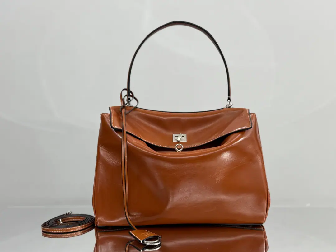 Explosive.【Medium Brown.】 𝐁𝐀𝐋𝐄𝐍𝐂𝐈𝐀𝐆𝐀 𝐑𝐎𝐃𝐄𝐎 Handbag.🗯️ The new money can be said to be the top., Some of them are monotheistic., Recreate a new style., The laziness of the fascination is not against the Parisian family., I'm not getting any taste., New brown bags for the summer., ♪ Soft and delicate ♪, As time goes by, it's a unique sense of light.💫 Paragraph: 0318 miniDimensions: Bottom22xHigh10xKuan8cm Size of the trumpet: Bottom29xHigh20xKuan10cm Medium Size: Bottom35xHigh23xKuan11cm Large size: Bottom40xHigh30xKuan13cm