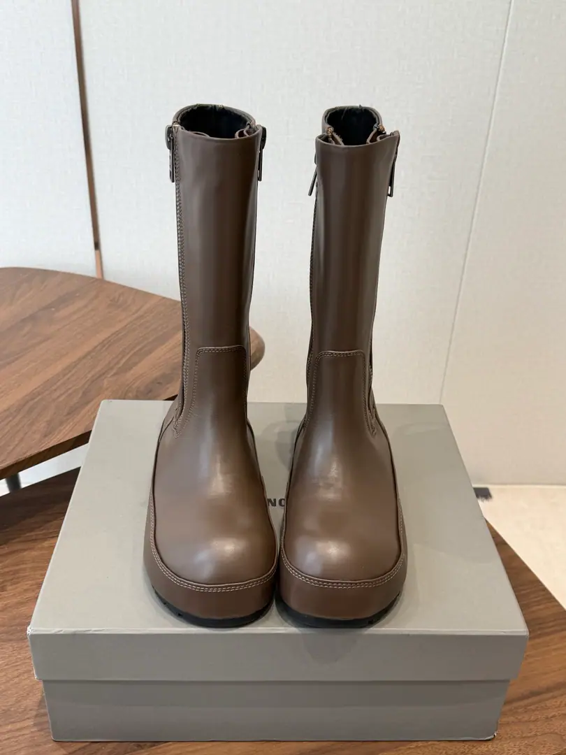 BALENCIAGA Parisian. 26ss Autumn and winter boots for Martin. Look hard. But the upper foot is comfortable. ♪ While being handsome ♪ It's not a bad feeling. ♪ Sprouts to the old times ♪！ The bottom of the process design Martin boots that don't hit the money. It's a real cool, cool, cool, cool, cool, cool, cool, cool, cool, cool, cool, cool, cool, cool, cool, cool, cool, cool, cool, cool, cool, cool, cool, cool, cool, cool, cool, cool, cool, cool, cool, cool, cool, cool, cool, cool, cool, cool, cool, cool, cool, cool, cool, cool, cool, cool, cool, cool, cool, cool, cool, cool, cool, cool, cool, hot, hot, hot, hot, hot, hot, hot, hot, hot, hot, hot, hot, hot, hot, hot, hot, hot, hot, hot, hot, hot, hot, hot, hot, hot, hot, hot, hot, hot, hot, hot, hot, hot,！It's a classic.！ Fabulous.: Use the original top-of-the-ground cow skin. Inside, put your feet on the inside.: Water-tied cow skin. Shoes under the sole.: The original model of the rubber floor. Size: #Women35-41（ 40 41Make a no-refund order.）