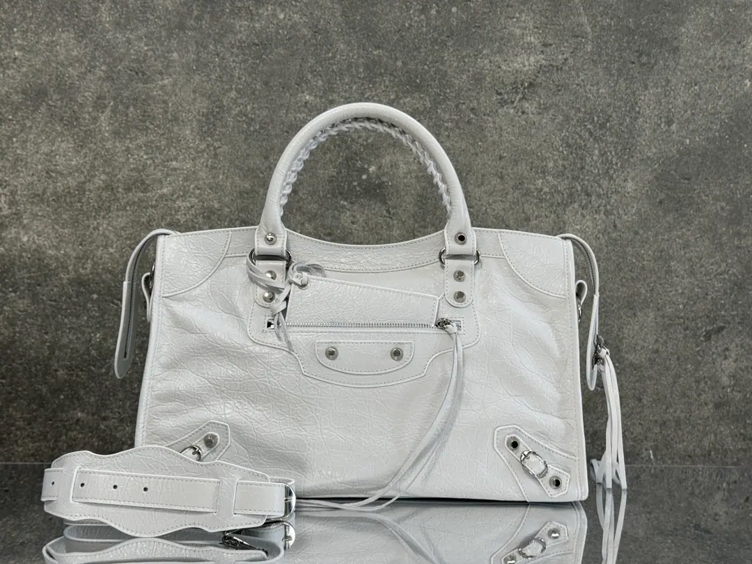 【Latest26Version Update】 Balenciaga city M Big white./Silver button. Classic motorcycle. The Parisian family's most symbolic handbag.Le CitySeries✴️Power returns. Rehearsal👜 ArenaThe little lambs wear natural wrinkles.（Blast strip.）The more you use it, the more you smell.. The ricochet and the stream., It's a carved-out.. The shoulder belt is better designed for slashing.～The minor details make the whole body more light.🌬️The new Macalun is especially suited to spring and summer.🌱A sweet, handsome, smooth-looking collision system. Fashion touch is available. Paragraph: 260622 M Large size: Long37 x High23.4 x Kuan15centimetres S Medium Size: Long30 x High20 x Kuan 10centimetres miniSize of the trumpet: Long23 x High15 x Kuan 10centimetres