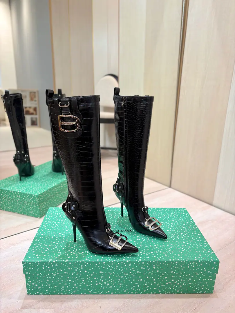 Price: BalenciagaParisian. Cagole High boots. The multi-coloured heavyweight nails with sharp boots.✨ A lot of bright matching colors., High-level eye-sucking of bright skin. Metal nails make cool, personality., Slight and long legs. Salt is sweet enough to fit in with all kinds of clothes., You're so hot, you're so hot. The fall and winter suit just needs it., It's easy to unlock the back rate.🖤 Shoe.: Imported cattle skin Uchi.: Bullskins. Otsumi!: Italian skin. He's tall.: 10.5cm Codes: 35-39（34.40.41.42 I'll make sure I don't change it.） Data36HQ high35.5cm Every code difference+0.5, Perimeter36cmThe wideest position per code difference+0.7