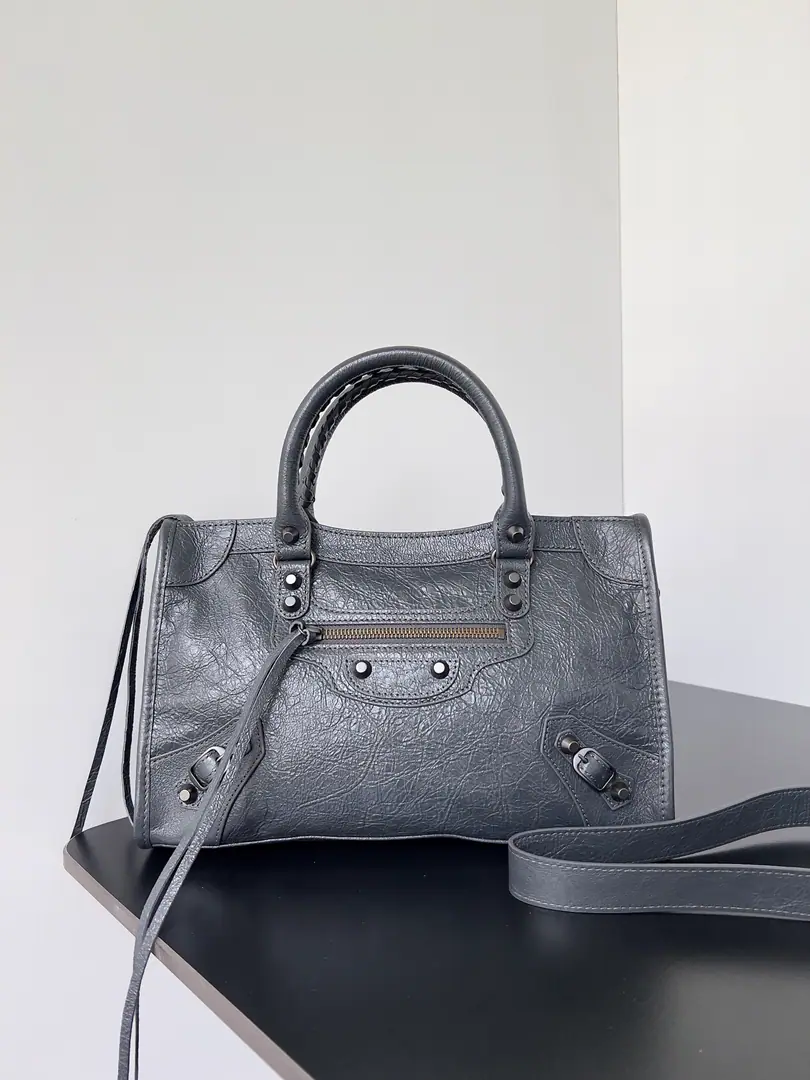 🛍️🛍️𝗕𝗔𝗟𝗘𝗡𝗖𝗜𝗔𝗚𝗔*𝗟𝗘 𝗖𝗜𝗧𝗬 The most symbolic bag.Le CitySeries✴️2024The series is back in strength. Rehearsal👜A little different from the classic series, the mirror and the bag were removed., The shoulder belt is better designed for slashing.～The minor details make the whole body more light.🌬️The new Macalun is especially suited to spring and summer.🌱A sweet, handsome, smooth-looking collision system. Fashion touch is available. Dimensions: Long29.9 x High19.1 x Kuan9.9centimetres