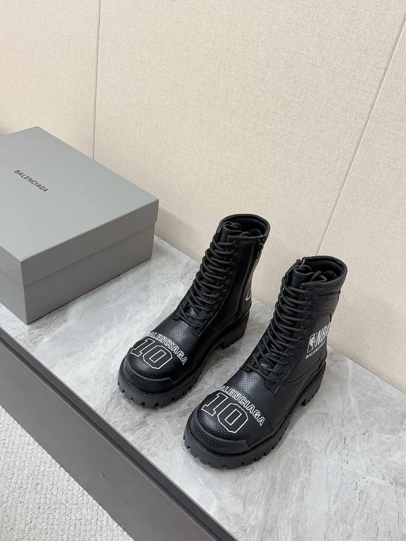 BalenciagaThe Parisian family is the latest.NBAThe joint gang. Shoes.. A superstar, red grass. The joint design this season is too much. ubiquitous co-element Very brand-based. The sense of value is full. ♪ To be a new face ♪“The stroke.”Black 100-column classic color. There's a brand on the head of the big bottom.logo I'll have my shoes imported into the skin of a calf.➕Laser impulsion process made Original version to open Size: Women35-40 Men39-45