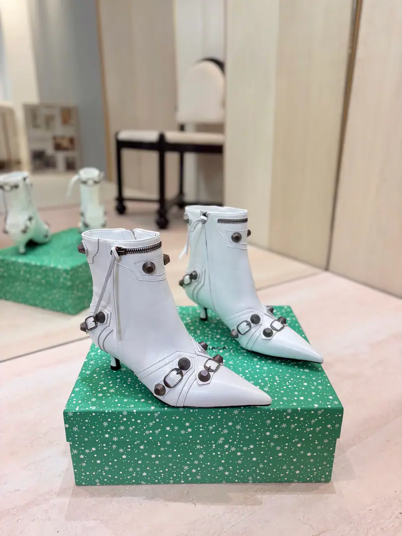 Price: BalenciagaParisian. Cagole High boots. The multi-coloured heavy-worker nails point their heads over their knees.✨ A lot of bright matching colors., High-level eye-sucking of bright skin. Metal nails make cool, personality., Slight and long legs. Salt is sweet enough to fit in with all kinds of clothes., You're so hot, you're so hot. The fall and winter suit just needs it., It's easy to unlock the back rate.🖤 Shoe.: Imported cattle skin Uchi.: Bullskins. Otsumi!: Italian skin. He's tall.: 5cm Codes: 35-39（34.40.41.42 I'll make sure I don't change it.） Data36HQ high15.5cm Every code difference+0.5, Perimeter25cmThe wideest position per code difference+0.5