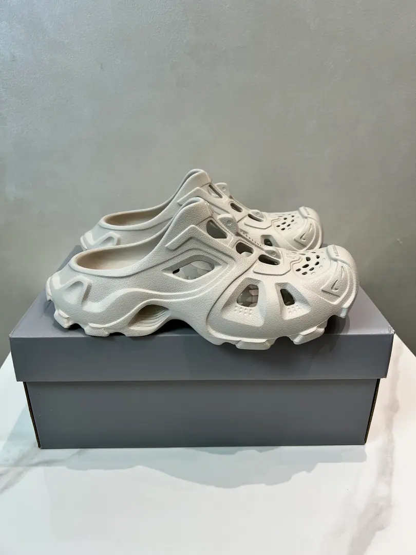The standoff., French high-end luxury brands-The Parisian cave shoes are half-slip.BALENCIAGA Mold Closed Rubber Sandals"Yellow"Cross has a hundred-thin sandy beach-drinking sport with lazy people with hole slippers. Commodity details• Rubber• Lazy shoes.• - The soles and the shoes.• Chinese manufacture• Wipe it with a soft cloth. Materials: EVA Materials Size: 36-46