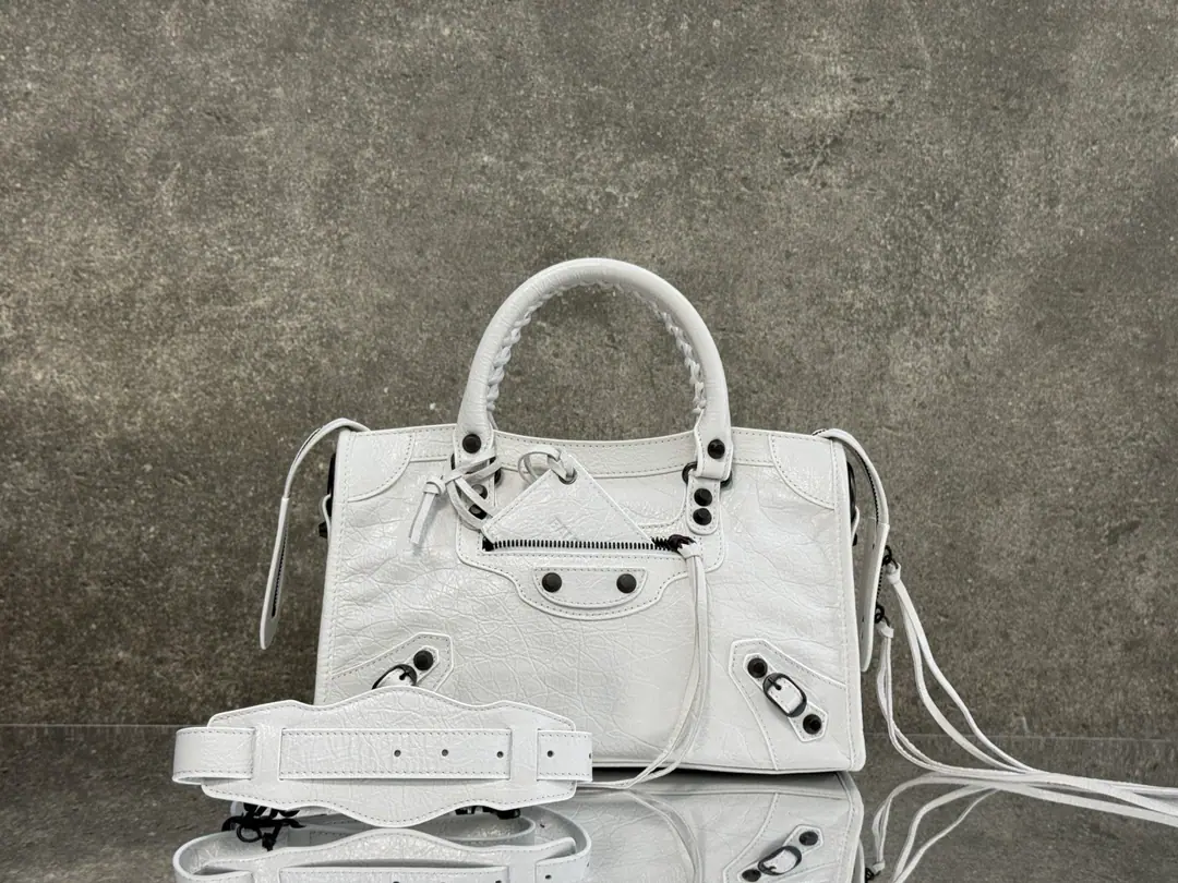 【Latest26Version Update】 Balenciaga city S Medium white/Black button Classic motorcycle. The Parisian family's most symbolic handbag.Le CitySeries✴️Power returns. Rehearsal👜 ArenaThe little lambs wear natural wrinkles.（Blast strip.）The more you use it, the more you smell.. The ricochet and the stream., It's a carved-out.. The shoulder belt is better designed for slashing.～The minor details make the whole body more light.🌬️The new Macalun is especially suited to spring and summer.🌱A sweet, handsome, smooth-looking collision system. Fashion touch is available. Paragraph: 260623 M Large size: Long37 x High23.4 x Kuan15centimetres S Medium Size: Long30 x High20 x Kuan 10centimetres miniSize of the trumpet: Long23 x High15 x Kuan 10centimetres
