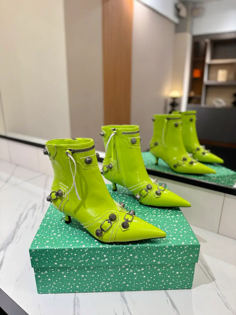 ￼ Plant price: BalenciagaParisian. Cagole High boots. The multi-coloured heavy-worker nails point their heads over their knees.✨ A lot of bright matching colors., High-level eye-sucking of bright skin. Metal nails make cool, personality., Slight and long legs. Salt is sweet enough to fit in with all kinds of clothes., You're so hot, you're so hot. The fall and winter suit just needs it., It's easy to unlock the back rate.🖤 Shoe.: Imported cattle skin Uchi.: Bullskins. Otsumi!: Italian skin. He's tall.: 5cm Data36HQ high15.5cm Every code difference+0.5, Perimeter25cmThe wideest position per code difference+0.5