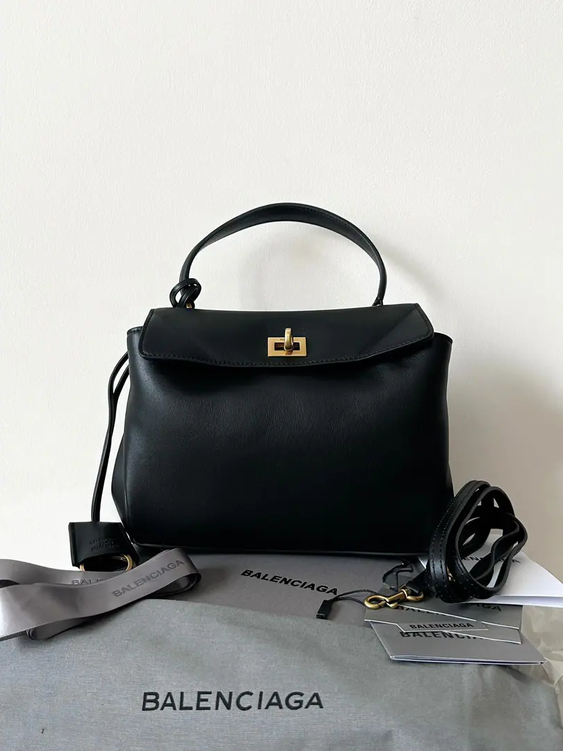 Supermarketer.🔥Reload again.❗️ ba1enciaga rodeo mini Black Gold.🖤 ♪ Da da da da ♪, miniComing! It's normal after reading.sizeIt's...rodeoLet's see.mini It's really cute or cute. It's not like you're tall enough. Everyone's back in the back. And boys and girls can carry it., No sex.～ This bag must be hard., Not too soft and too bright. Our family arranged the most expensive factory skin. And you have to feel the whole bag loose. Honestly., This is a really tough bag. We went to the best teachers in our co-worker for this version., The handwork is really expensive.... The right one has to be the right one. It's not like the market. You'll see when you compare. Don't rush the money., ♪ The sculptor ♪, It's more important to get the right one. Big number.: 39.8×29.9×12.9cm789744 Medium: 35×23.3×10.9cm789772 Small: 28.9×20×9.9cm789779 mini: 23×17×9cm795456