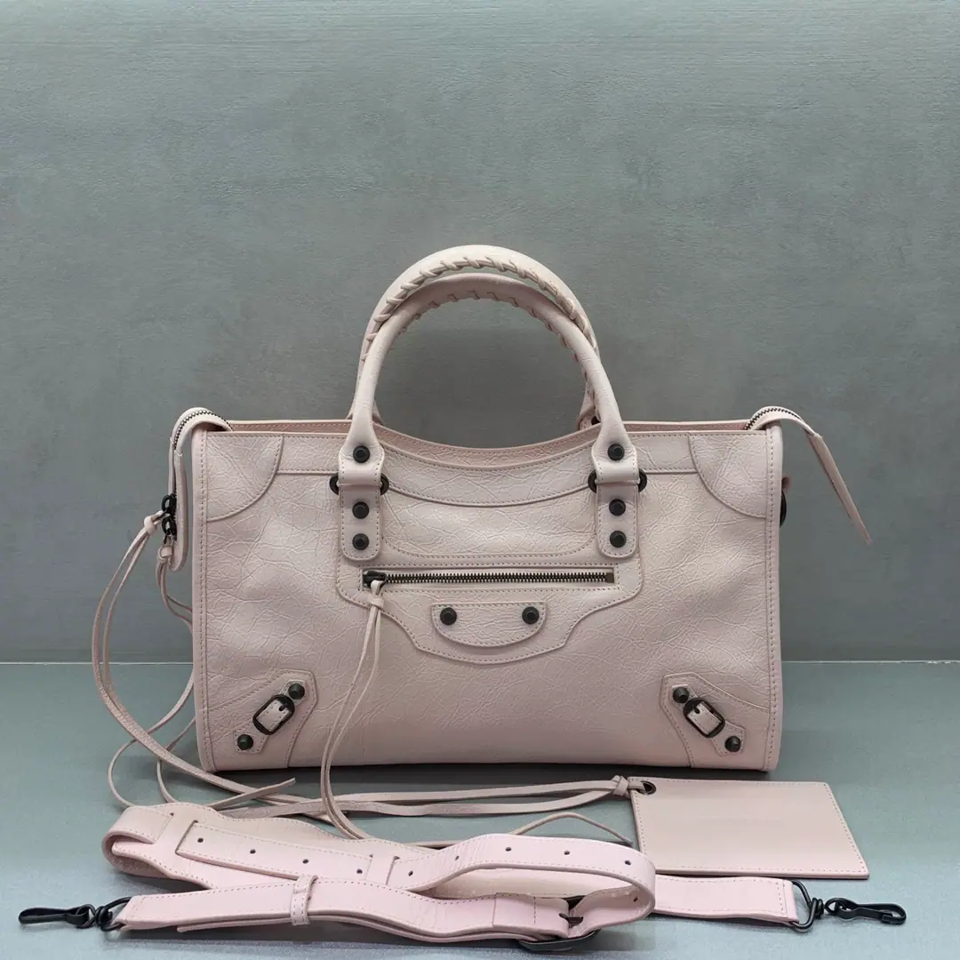 ⚠️2026Update Upgrade⚠️【Medium pink copper button.】𝗕𝗔𝗟𝗘𝗡𝗖𝗜𝗔𝗚*𝗟𝗘 𝗖𝗜𝗧𝗬‼️The most symbolic bag.Le CitySeries✴️The package is back strong. Rehearsal👜The shoulder belt is better designed for slashing.～The minor details make the whole body more light.🌬️Fashion touch is available. Paragraph: 0840211180 Dimensions: 38-15-24cm