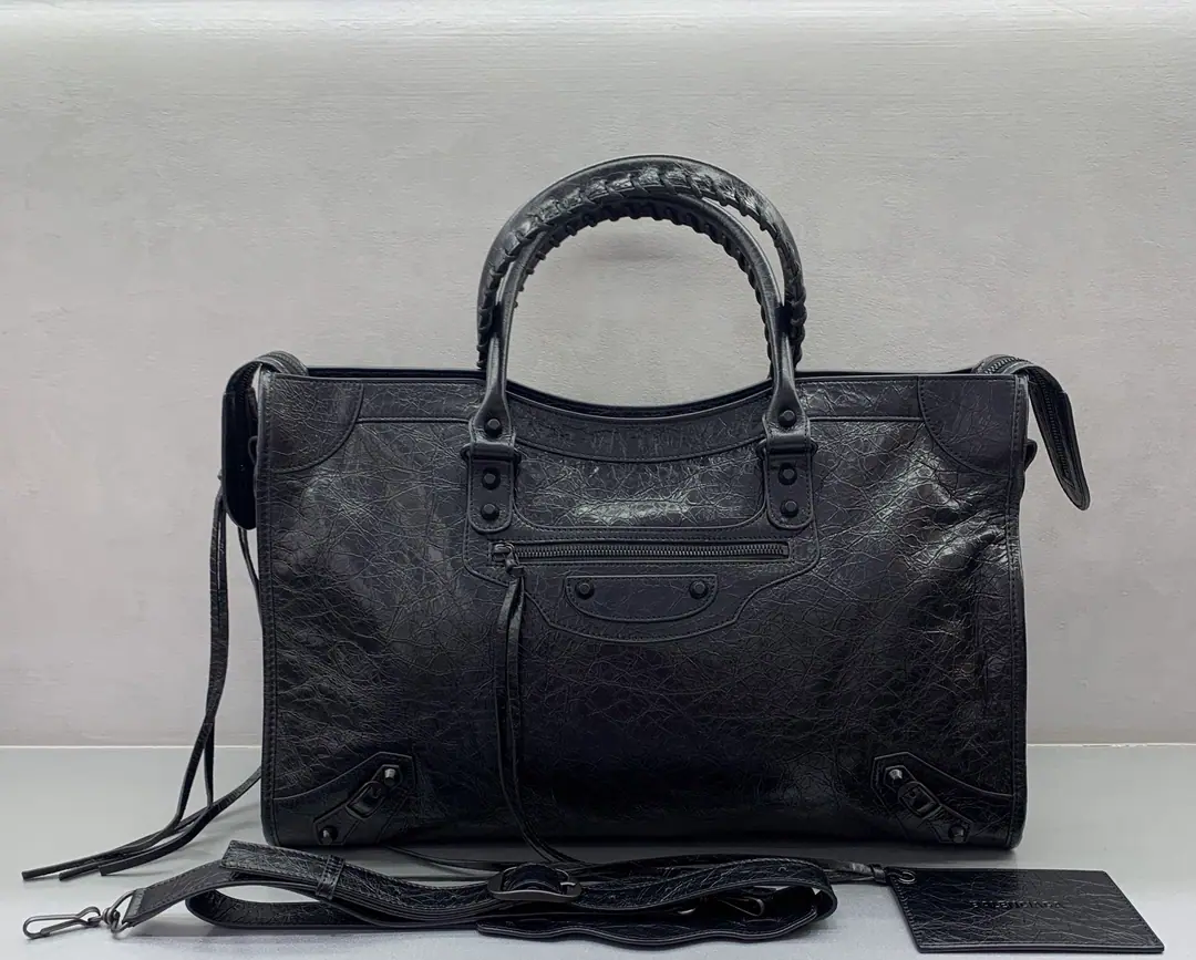 【Super-sized.】2026Black button.𝗕𝗔𝗟𝗘𝗡𝗖𝗜𝗔𝗚*𝗟𝗘 𝗖𝗜𝗧𝗬‼️ The most symbolic bag.Le CitySeries✴️2024The series is back in strength. Rehearsal👜A little different from the classic series, the mirror and the bag were removed., The shoulder belt is better designed for slashing.～The minor details make the whole body more light.🌬️Fashion touch is available. Model0840221300Dimensions: 46-17-30cm