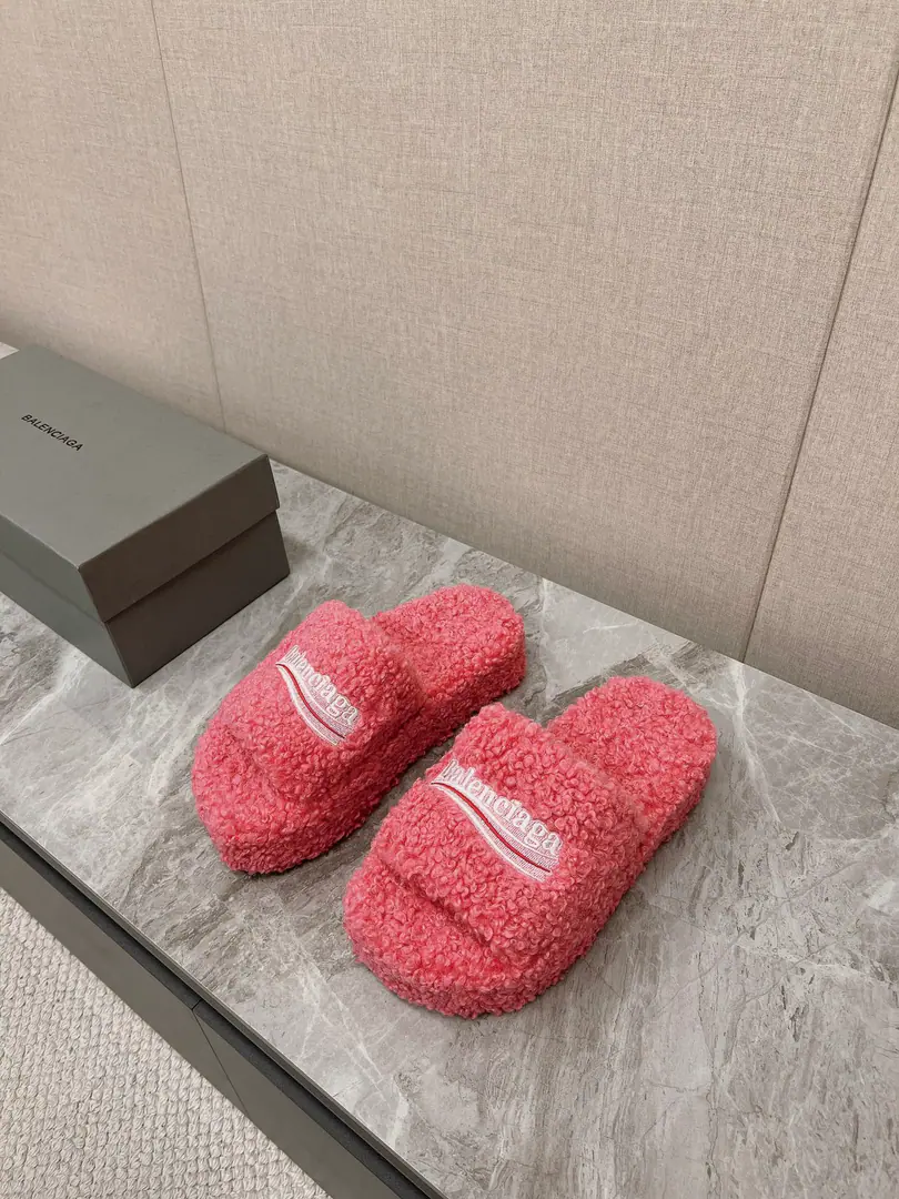 𝐁𝐀𝐋𝐄𝐍𝐂𝐈𝐀𝐆𝐀｜𝐒𝐒 𝐧𝐞𝐰 BalenciagaParisian. New couple, a thick, tweaked tweezers. Coke embroidered cotton-coated slippers Top Version🔝The Parisian family is so hot. Couple size. Fashion Fairy and the Euro-American Star Lover. Provision for winter The fashion is not over-optimal. ♡show details Shoe slanting, cotton-grew. A special fluffy softness., Skin. I feel so comfortable. A fine hand-sewing walk. EmbroiderylogoThe high-level is full. Original natural rubber smooth-for-brand grinding ground The new original package with the cabinet. Codes: 35-45 Male and Female