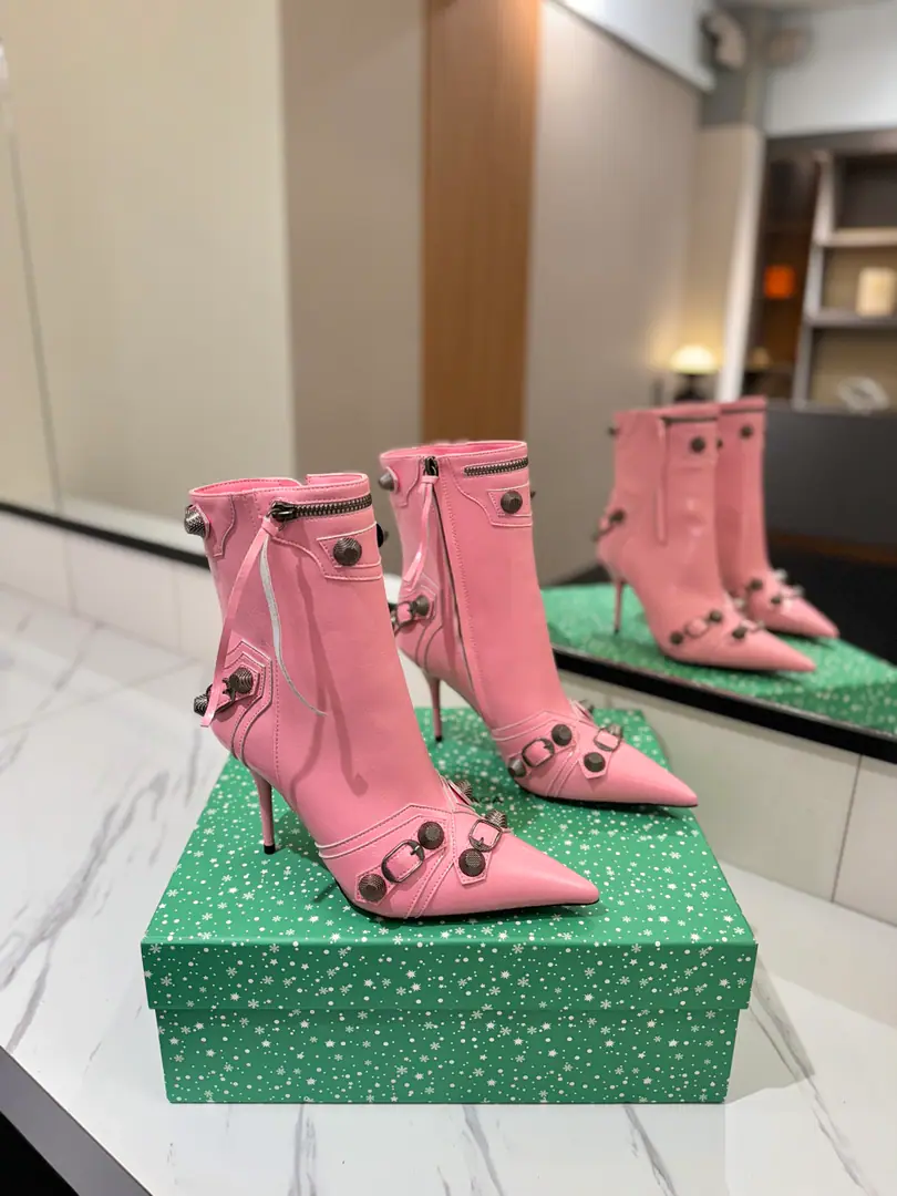 ￼ Plant price: BalenciagaParisian. Cagole High boots. The multi-coloured heavy-worker nails point their heads over their knees.✨ A lot of bright matching colors., High-level eye-sucking of bright skin. Metal nails make cool, personality., Slight and long legs. Salt is sweet enough to fit in with all kinds of clothes., You're so hot, you're so hot. The fall and winter suit just needs it., It's easy to unlock the back rate.🖤 Shoe.: Imported cattle skin Uchi.: Bullskins. Otsumi!: Italian skin. He's tall.: 9.5cm Data36HQ high15.5cm Every code difference+0.5, Perimeter25cmThe wideest position per code difference+0.5