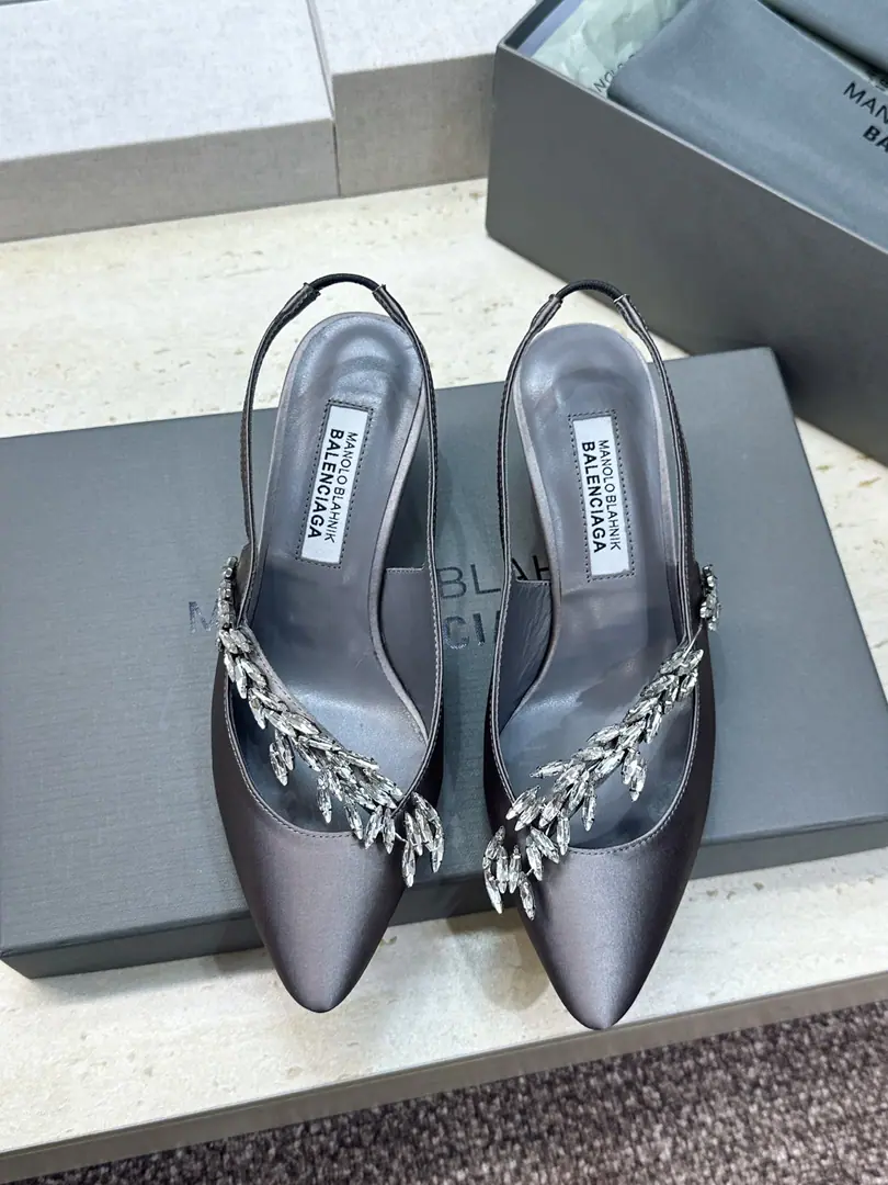 Plant prices Balenciaga Parisian.x MANOLO BLAHNlK 2026Spring and Summer, new girl shoes. MBLetterlogoThe pointy water drills the sandals behind the barber button. Material:The shoe is a silky little thing to come in.+In the skin of the sheep.+Import Australian drilling+Italy is a big-ass country. Size:34-42（34:40:41:42Custom without re-offer） He's tall.:6CM