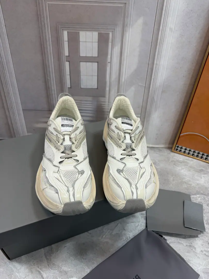 Balenciaga Parisian. New paragraph RaderSeries Leisure shoes. It's different from the thickest of the past. The thick, glum shoe structure. BALENCIAGA Action!「Try water.」More restraint and more condensed shoe money. For example...Monday, Circuits And the release of the previous period. Hamptons I've given up my thick, pompous shoes. I'll flatten it with a new shoe., It's a sticky one. The core of the thin bottom shoe contour I'm going to make a more light gesture. The shoe surfaces are using space technology to connect to the3DPress Gradient Material Collapse Combining the sidebills of old processing and metal quality Shaping a strong visual shock Original open-cut double-colour rubber bottom Codes: 35-45（Women40 Men45.46I'll make sure I don't change it.）