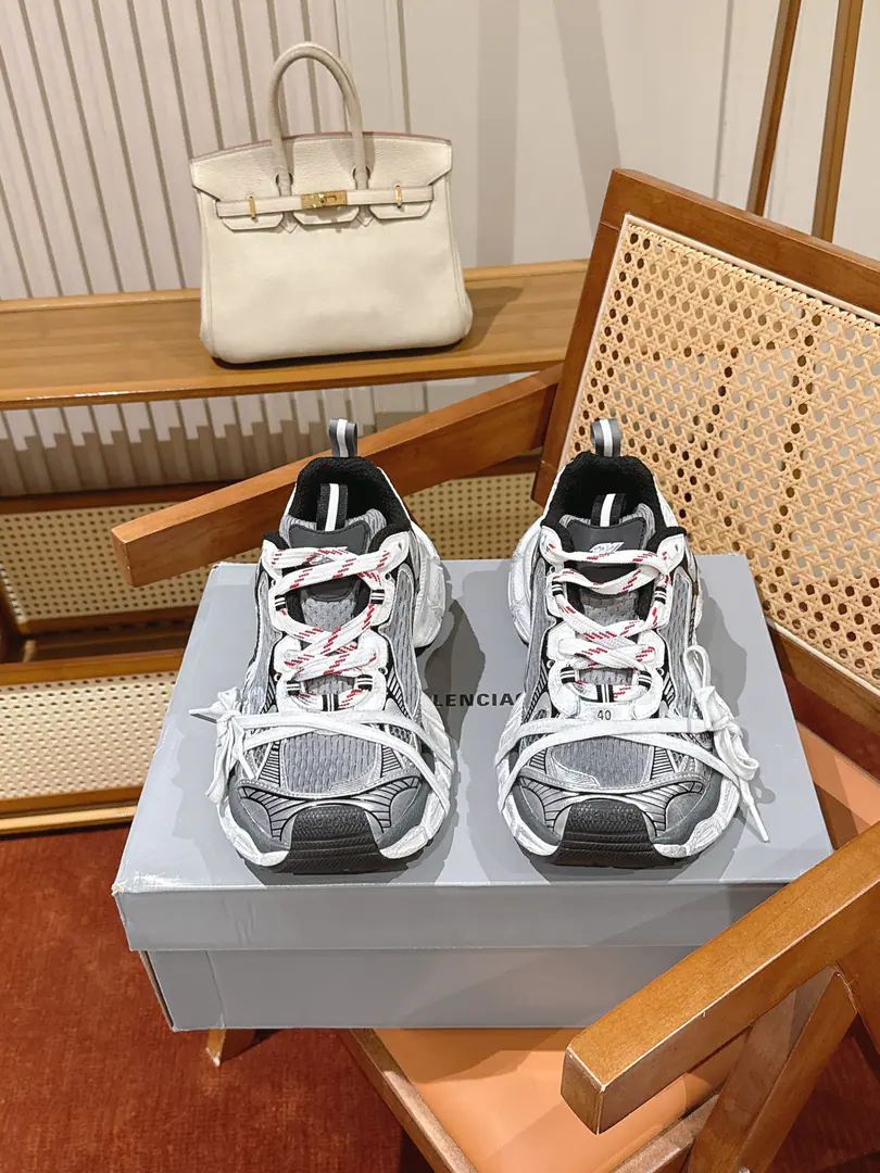 Top Quality General Top Balenciaga/Parisian.3XLWhite gray with a old man's shoe.🩶 It's a classic old gray tone.+Double-story strapped design, EmbroiderylogoLow profile., The retrogent is full., The thick base is thin and taller. Neutral street style～The shape is highly playable., I'm sure you're very well-recognizable.‼️ I'm a regular worker., Big-leg jeans., Sports suite, Leisure shorts. Half-clothed. /It's a good idea to mix up. It's fashionable. - He's handsome.～ Shoe.: Air-emitting engineering webpads+Reverse Synthetic Synthesis Decoration: Silver gray.+Double-story strapped.+Dip-gum.logoWith a little bit Shoes under the sole.: Severage sawn-toothed rubber floors., Light Quantified Structure, Increase and balance slide, The back heel is with a tweezer. Couples.👫Size:35-46（46Make a reservation or not.）