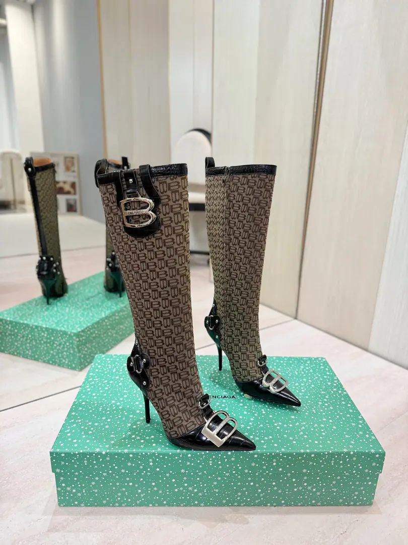 Price: BalenciagaParisian. Cagole High boots. The multi-coloured heavyweight nails with sharp boots.✨ A lot of bright matching colors., High-level eye-sucking of bright skin. Metal nails make cool, personality., Slight and long legs. Salt is sweet enough to fit in with all kinds of clothes., You're so hot, you're so hot. The fall and winter suit just needs it., It's easy to unlock the back rate.🖤 Shoe.: Imported cattle skin Uchi.: Bullskins. Otsumi!: Italian skin. He's tall.: 10.5cm Codes: 35-39（34.40.41.42 I'll make sure I don't change it.） Data36HQ high35.5cm Every code difference+0.5, Perimeter36cmThe wideest position per code difference+0.7