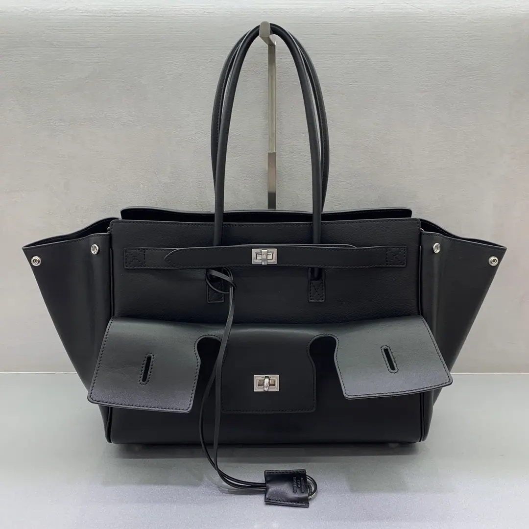 【Medium black silver button.】Balenciag Bel Air Shower's bag. The fall and winter are on the line.!!We must have a middle of Paris.Belair. That's so charming.!Simple and fashionable.. It's a very generous design., The pre-rolling design is more hierarchical., The details are of quality.. It's not just a day out, it's a big day out., It makes you the focus.. Put it on your back., #You're the new fan of fashion.. Dimensions: 36.5-14.5-28cm Paragraph: 789891680