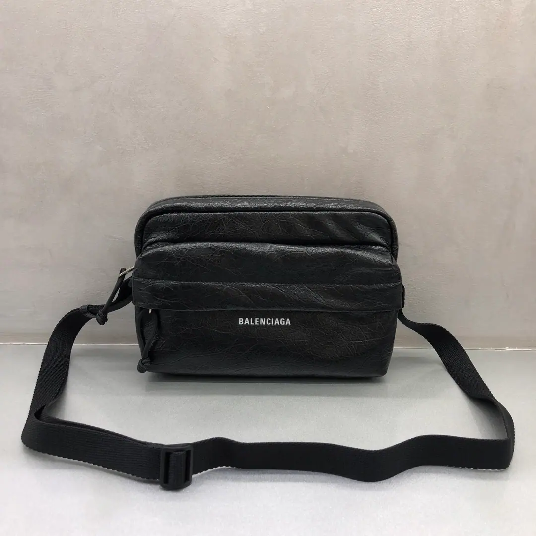 New🖤BALENCIAG EXPLOR ERCamera bag‼️The classic Parisian fashion elements are quite unique in modern simplicity., Fashion is also a pretty attractive thing to do., The original Italian factory imported crack-tied sheep.➕I'll open my own plastic button., Pull the cards and pull all the precious metal. Gold plating., Italian imports of custom knitting, A couple of perfect combinations of personality fashion charms., A proper couple., A fashion couple on the absolute street., The classics of the camera are quite useful now., Plus a cracking sheep's skin is light., Don't wait. Just move it., I'll use it myself., Let's put this fashion into life. Dimensions: 24x6x15cm