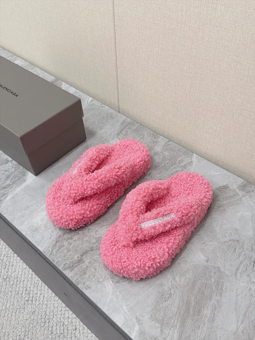 BalenciagaThe latest Parisian couple, Teddy Feathers. A superstar, red grass. All Teddy's furry cover. The whole shoe is made of curly lambs. Tow the traditional characters completely fuzzy. It's a real negative. ♪ The autumn and winter are full of ♪ The toe position is also a fuzzy package. Reduction of the grinding problem White brand letter on shoe strips with full recognition. Colour selection rich Base colour low-key routine High-saturated color is a good match for the light., Hot wind., The leisure street winds can handle the original model rubber against the bottom of the slide.Size: Women35-40 Men39-45