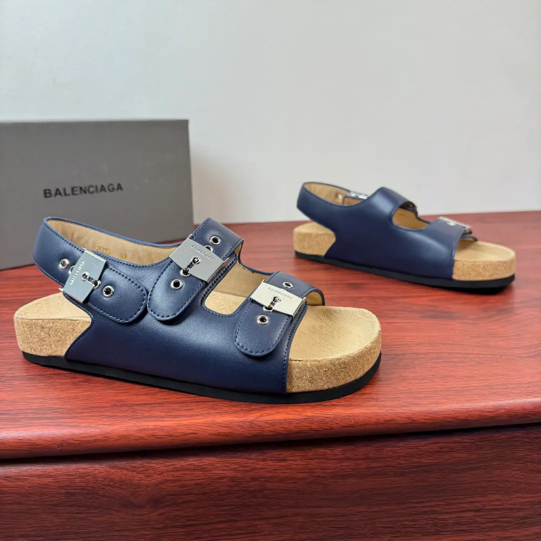 BALENCIAGA I SCHOLLA man's flat-floor sandal. BALENCIAGA withSchollA co-made pair of sandals., SchollIt's called foot health and comfort., This sandal is a practical and fashionable thing., Three smooth little cow leather shoes., Simplified design+Metal buttons are so easy to adjust., Put it on.SchollandBalenciagaMarking. The soles of the bodywork shoe., Soft wood at the bottom, Use of grinding rubber on the outside, It's all over it.SchollandBalenciagaMarking, It's light and comfortable., I'm not tired of wearing it for a long time., Show your toes and let's get some air., Summer is perfect., ♪ For the beach ♪, I can handle it easily., It's a summer shoe cabinet. It's a 100-pack.! Size: 39-40-41-42-43-44 Standard leather shoe size.（38/45/46I'll make sure it's not changed.）