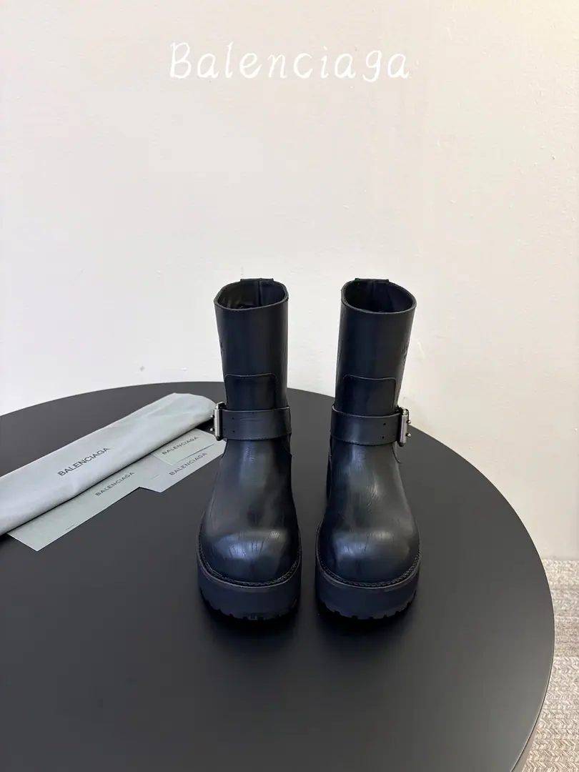 BalenciagaParisian venom.VenoShort boots. Please accept the high-level version. The boots are designed to be a man of the heart. Use the strapped and belt elements as a bright spot Not only can you put your boots firmly on your feet. It's easier to relax. On the details. Brand-marked old hardware is running through. The trick is to create a rejuvenated wear and tear., And it's a good way to be a man with a strong, solid, rubber-coated shoe. It's a good way to dress., It's a more comprehensive fashion and understanding.VenomHigh boots are definitely the fashion singles that we can't miss this season., It'll add a different charm to the fashion suit of the fans., ♪ Lead a new wave of style ♪ Boots height Shoe.: The head of the cow is used for the old process. (Only top quality.) Uchi.: Import watered cow skin Base Height5CM Original open-form real skins combined with large bottoms Size: 35-42(40-41Customize or not change)