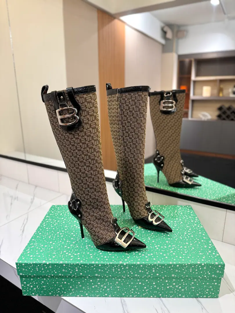 Plant price: BalenciagaParisian. Cagole High boots. The multi-coloured heavyweight nails with sharp boots.✨ A lot of bright matching colors., High-level eye-sucking of bright skin. Metal nails make cool, personality., Slight and long legs. Salt is sweet enough to fit in with all kinds of clothes., You're so hot, you're so hot. The fall and winter suit just needs it., It's easy to unlock the back rate.🖤 Shoe.: Imported cattle skin Uchi.: Bullskins. Otsumi!: Italian skin. He's tall.: 10.5cm Data36HQ high35.5cm Every code difference+0.5, Perimeter36cmThe wideest position per code difference+0.7