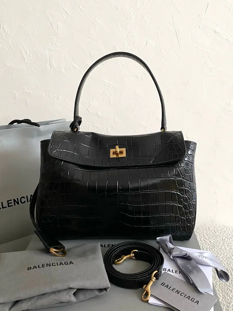 ba1enciaga rodeo The alligator's black gold.♟️ Pure big money., Everyone knows that. I want a whole nice bag of oil to do this in the winter. But I don't want to buy a saturated color. A hundred-pack is a basic claim. So this bright-looking crocs are all over it.rodeoIt's a good choice.！ Alligator tattoos are the most skin-hardest. You have to be soft enough to be lazy. We customize our own leather., Non-market goods❌ We don't make it with the wind.😡 miniIt's really cute., andkelly20Big ears look like them. The trumpet is elegant., The handheld is beautiful. The middle is more lazy., Nice armpits back.！ The medium is available.a4Books and13It's an inch notebook. Over, And I like Big Bag's sister. The big one, the big one.！ That's a good-looking guy., Help! And boys and girls can carry it., No sex. This bag must be hard.！ Our family arranged the most expensive factory skin. And you have to feel the whole bag loose. Honestly., This is a really tough bag. We went to the best teachers in our co-worker for this version., The handwork is really expensive.... The right one has to be the right one. It's not like the market. You'll see when you compare. Don't rush the money., ♪ The sculptor ♪, It's more important to get the right one. Big number.: 39.8×29.9×12.9cm789744 Medium: 35×23.3×10.9cm789772 Small: 28.9×20×9.9cm789779 mini: 23×17×9cm795456