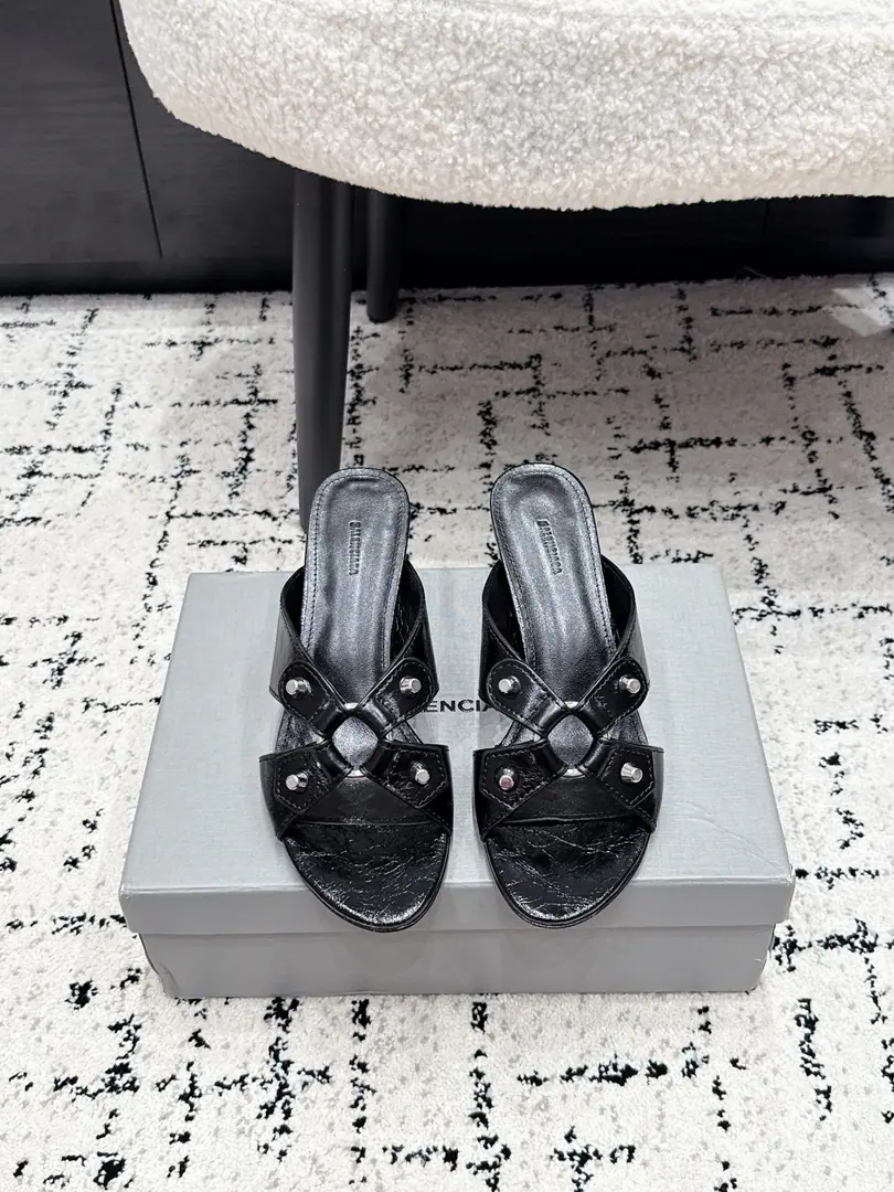 Balenciaga Parisian. 26/ New paragraph The twigs of Muller. Re-created the city with anti-Americanism., The slender skin is chosen to make a slender moller., The stunned toes design the comforting gesture., The marker metal nails are stymied on the shoe., Cold, light-sharp.7cmSkinskin., The smell of the air is strong and the smell of the woman is not out of the question.. ✔️Fabulous.: Original custom leather ✔️Uchi.: Lamb skin. ✔️Big drop.: Italian imports of cattle and skin ✔️Size: 35-41（40 41Do it.）