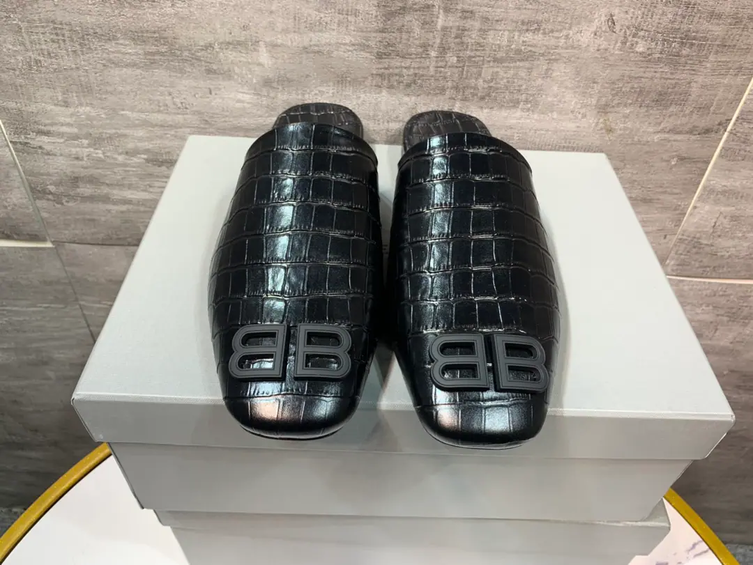 🔥🔥🔥BALENCIAGALatest Top Version High-end contour and moller's shoes., That's a real leather slipper., Original version 1-to-1 development, Requisition level Shoe-faced material, Top-level original imported cow-surface, Shoes surface float letter microscript A unique English fashion wind. The insides are top-of-the-art. Original Speculation Proprietary Size 39-46（38,4546No. No. No.）