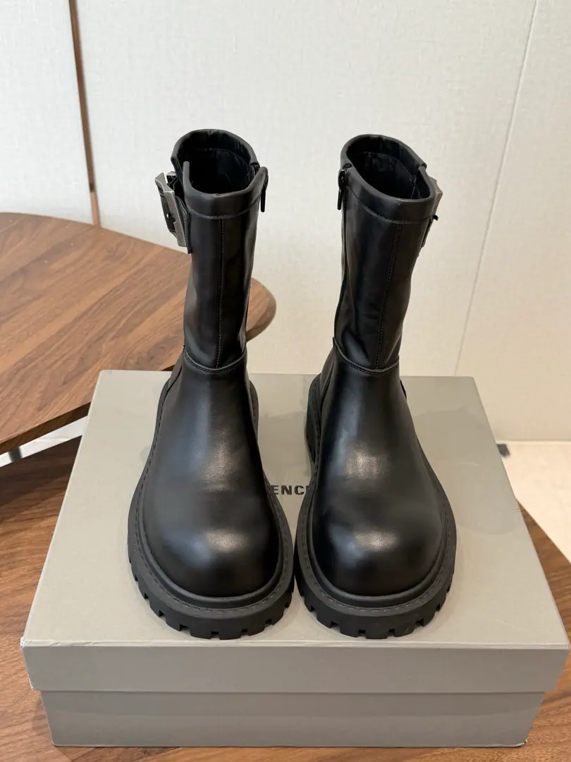 BALENCIAGA Parisian. 26ss Autumn and winter boots for Martin. Look hard. But the upper foot is comfortable. ♪ While being handsome ♪ It's not a bad feeling. ♪ Sprouts to the old times ♪！ The bottom of the process design Martin boots that don't hit the money. It's a real cool, cool, cool, cool, cool, cool, cool, cool, cool, cool, cool, cool, cool, cool, cool, cool, cool, cool, cool, cool, cool, cool, cool, cool, cool, cool, cool, cool, cool, cool, cool, cool, cool, cool, cool, cool, cool, cool, cool, cool, cool, cool, cool, cool, cool, cool, cool, cool, cool, cool, cool, cool, cool, cool, cool, hot, hot, hot, hot, hot, hot, hot, hot, hot, hot, hot, hot, hot, hot, hot, hot, hot, hot, hot, hot, hot, hot, hot, hot, hot, hot, hot, hot, hot, hot, hot, hot, hot,！It's a classic.！ Fabulous.: Use the original top-of-the-ground cow skin. Inside, put your feet on the inside.: Water-tied cow skin. Shoes under the sole.: The original model of the rubber floor. Size: #Women35-41（ 40 41Make a no-refund order.）