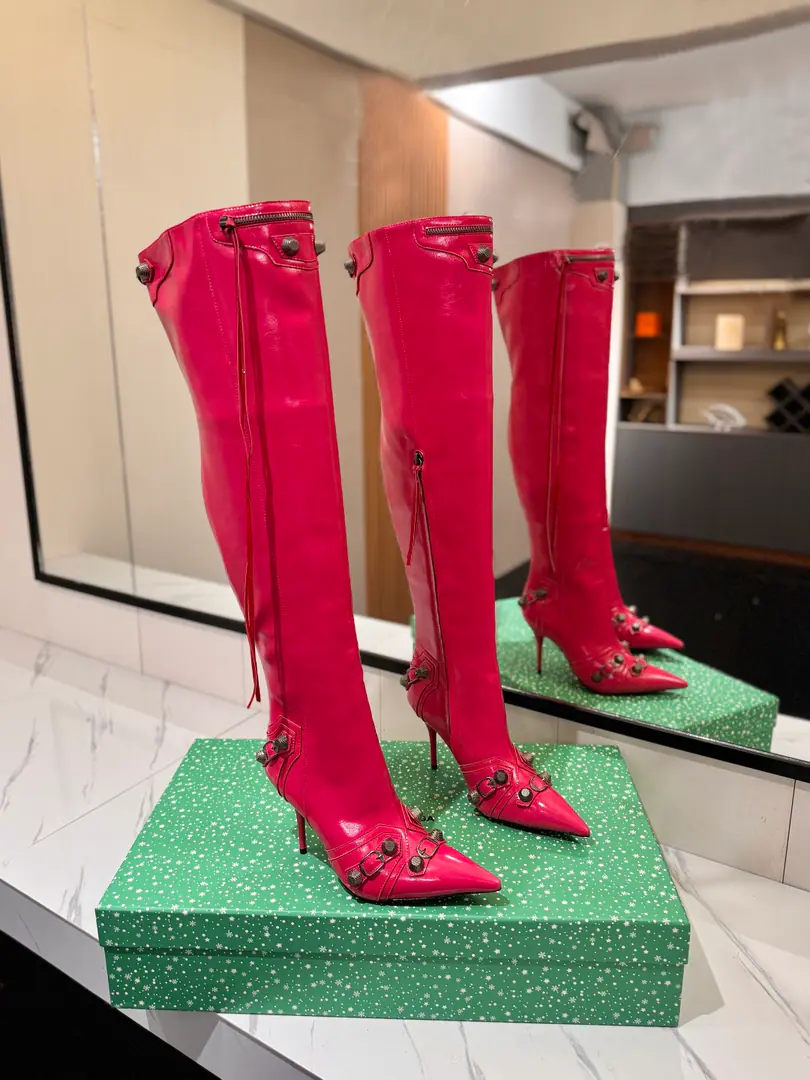 Plant price: BalenciagaParisian. Cagole High boots. The multi-coloured heavy-worker nails point their heads over their knees.✨ A lot of bright matching colors., High-level eye-sucking of bright skin. Metal nails make cool, personality., Slight and long legs. Salt is sweet enough to fit in with all kinds of clothes., You're so hot, you're so hot. The fall and winter suit just needs it., It's easy to unlock the back rate.🖤 Shoe.: Imported cattle skin Uchi.: Bullskins. Otsumi!: Italian skin. He's tall.: 9.5cm Data36HQ high54.5cm Every code difference+0.5, Perimeter36cmThe wideest position per code difference+0.7 Spill Ribration45cmEvery code difference+0.7