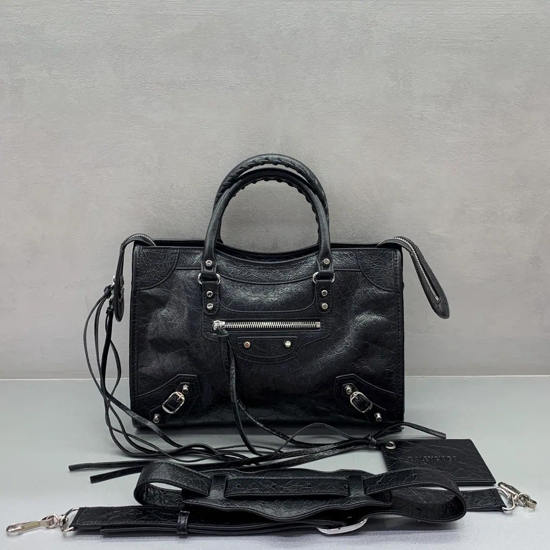 ⚠️2026Update Upgrade⚠️【 The little black silver button.】𝗕𝗔𝗟𝗘𝗡𝗖𝗜𝗔𝗚*𝗟𝗘 𝗖𝗜𝗧𝗬‼️The most symbolic bag.Le CitySeries✴️The package is back strong. Rehearsal👜The shoulder belt is better designed for slashing.～The minor details make the whole body more light.🌬️Fashion touch is available. Paragraph: 0840211080 Dimensions: 30-13-20cm