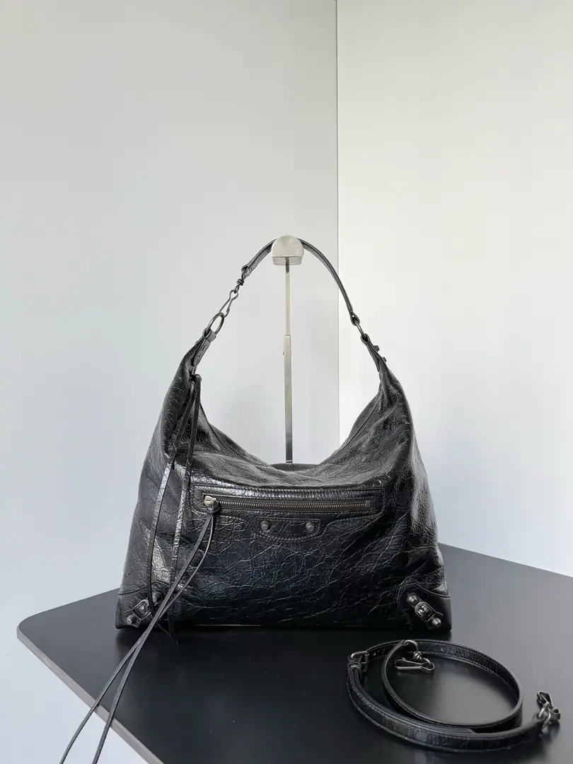 Le City Hobo- The lunch bag. You're a very good man.👜Soft skin with lazy feelings., HoboOutlineCityThe series of nails and squirts., The streets and the ancients are right on balance.🛹No style., Take the coat., A leather coat., We've got the suit., You can pretend to be a regular person, but you can't be so stupid.. It's kind of...“It's a simple dress today., But the bag is a good score.”A great player.💯 Paragraph: 0708 Dimensions: Long37 x High35 x Kuan11centimetres