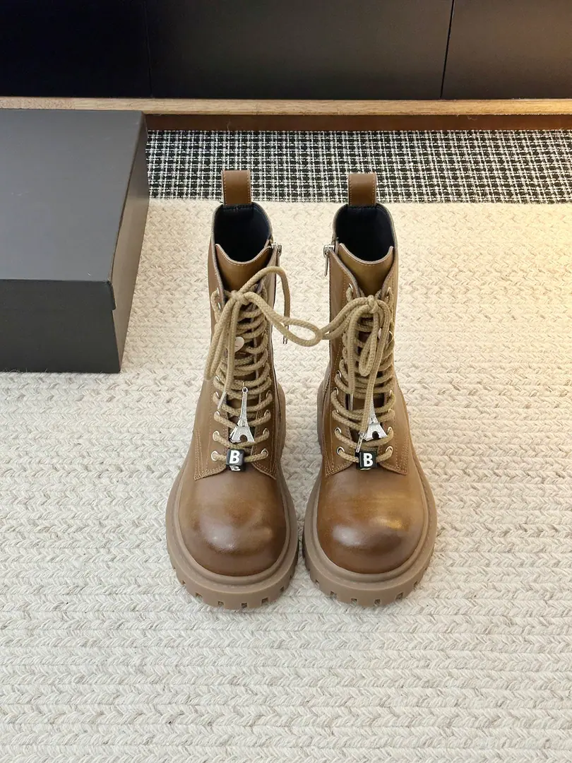 𝐁𝐚𝐥𝐞𝐧𝐜𝐢𝐚𝐠𝐚The Parisian girl.26 Fall pre-order New Balenciaga FW26 Venom Boots by balenciaga Dark engine wind.！I'm going out to blow up the air field. Original plant data-Original1:1Restore Details Very recognizable., A sharp line with a metal button., Every detail highlights the forward attitude.. Leather senses are multiplying., The light is full of luxury., The feet are more comfortable and more specific.. Whether with a pair of jeans, it shows the street's coolness., Or something else., It's all easy.holdStay.. Put it on., You're the most snorting thing on the street., A perfect interpretation of fashion. ➢Shoe-faced material: Customize cattle skin ➢The contents of the shoes.: Customize cattle skin ➢Shoe bottom material: Original rubber bottom ➢Codes: Women35-40（40 Custom without re-offer）