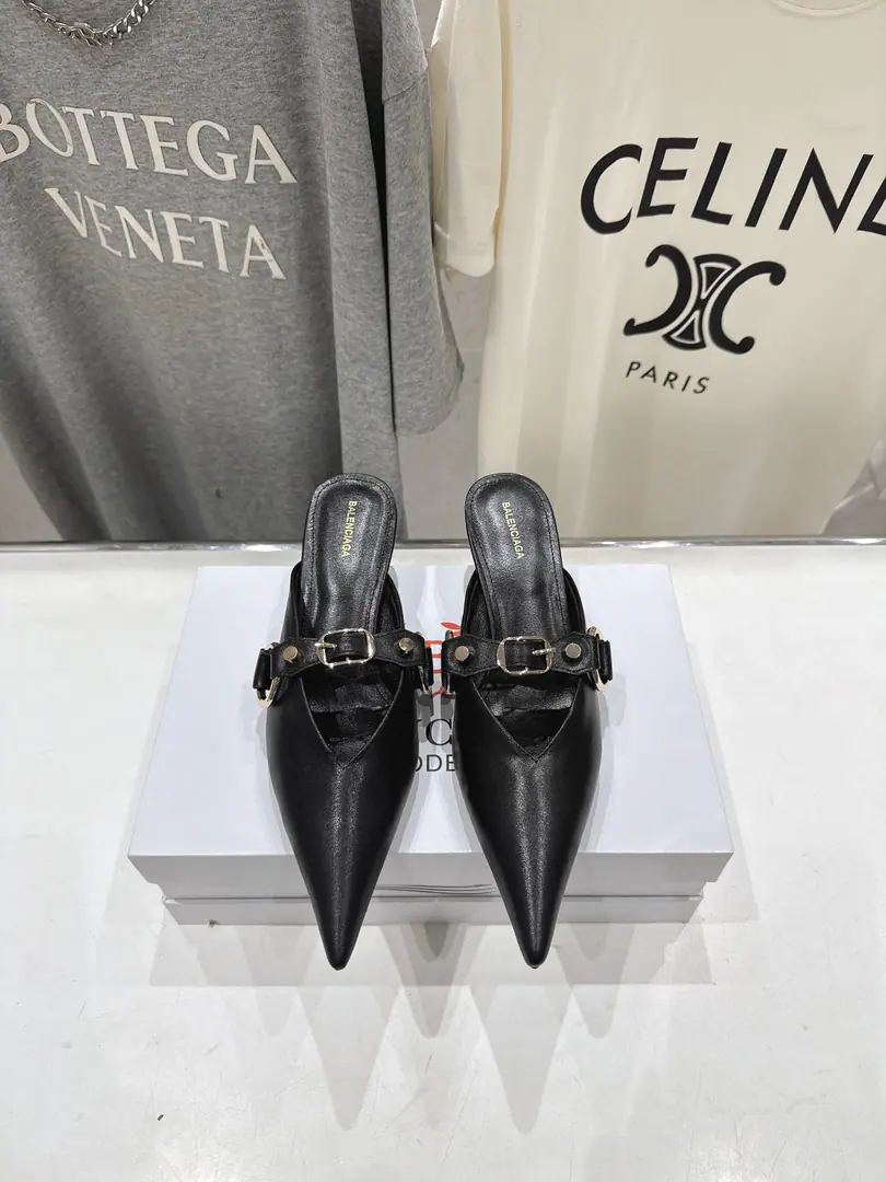 🏧𝐁𝐚𝐥𝐞𝐧𝐜𝐢𝐚𝐠𝐚/The classic Parisian. Pointy sandals. Top Version And make the fun of it. The classics. And not swollen. And pulls the line. No foot-picking at all. The skin is soft. Top foot effect.👍 Customize original buttons It's really too delicate.～ Imported calf skin in original Uchi.+A foot-skin. The original Italian is a very big one. He's tall.5.0CM Size35-42 [34.40.41.42Custom]