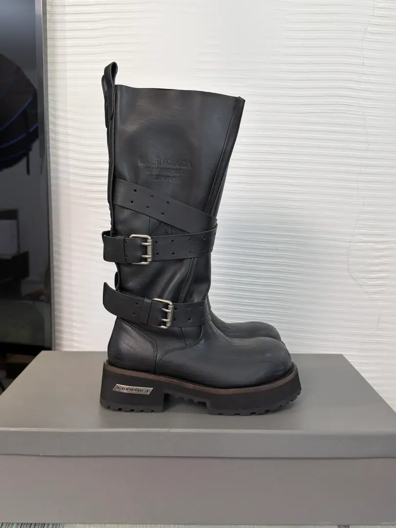 Top Version:Women Men Balenciaga Parisian. 2026 Autumn and winter money. Same paragraph for men and women VENOMSeries Poison boots. Battle boots. Original1:1Unengineed Details, Dark engine wind.！- The fashion pontificate.！The Godpiece that's needed to blow up the air-block.！ The poison is designed to be extremely recognizable., A sharp line with a metal button., Every detail is clear.Balenciaga- The forward guard., Breaking the Convention, Every step of the way.. Fabulous.: Imported cattle skin/I'm doing old wear. Uchi.: Imported cattle skin Otsumi!: Real leather.➕Fly-resistant.➕Original rubber floor Size: 35-45（Women40 41, Men45I'll make sure I don't change it.）