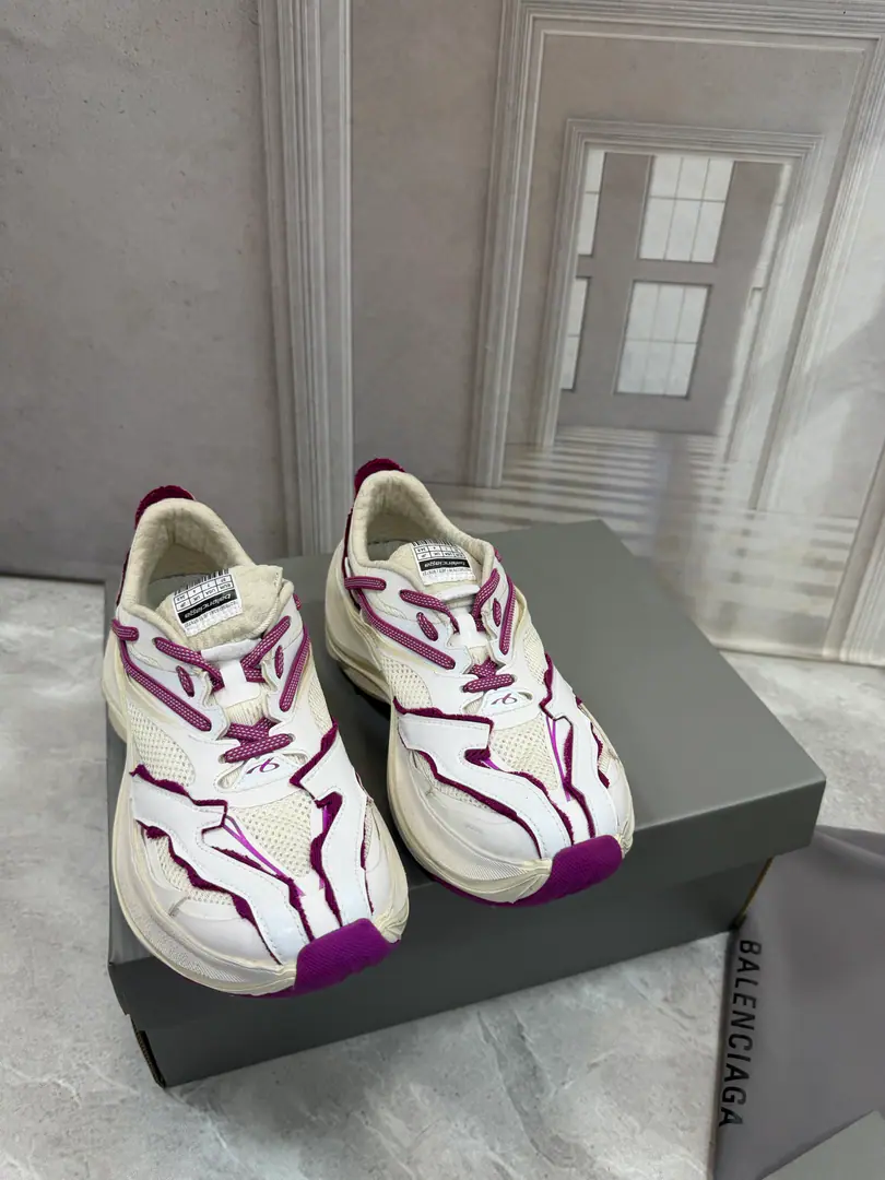 Balenciaga Parisian. New paragraph RaderSeries Leisure shoes. It's different from the thickest of the past. The thick, glum shoe structure. BALENCIAGA Action!「Try water.」More restraint and more condensed shoe money. For example...Monday, Circuits And the release of the previous period. Hamptons I've given up my thick, pompous shoes. I'll flatten it with a new shoe., It's a sticky one. The core of the thin bottom shoe contour I'm going to make a more light gesture. The shoe surfaces are using space technology to connect to the3DPress Gradient Material Collapse Combining the sidebills of old processing and metal quality Shaping a strong visual shock Original open-cut double-colour rubber bottom Codes: 35-45（Women40 Men45.46I'll make sure I don't change it.）
