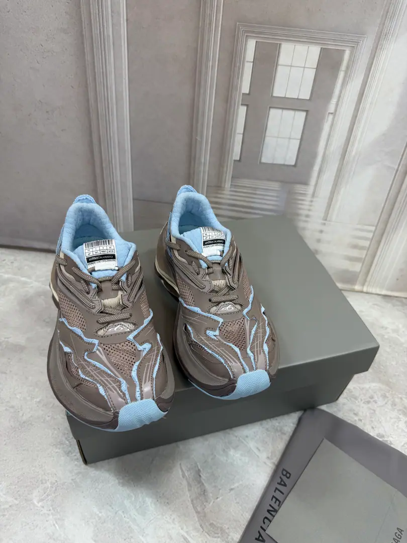 Balenciaga Parisian. New paragraph RaderSeries Leisure shoes. It's different from the thickest of the past. The thick, glum shoe structure. BALENCIAGA Action!「Try water.」More restraint and more condensed shoe money. For example...Monday, Circuits And the release of the previous period. Hamptons I've given up my thick, pompous shoes. I'll flatten it with a new shoe., It's a sticky one. The core of the thin bottom shoe contour I'm going to make a more light gesture. The shoe surfaces are using space technology to connect to the3DPress Gradient Material Collapse Combining the sidebills of old processing and metal quality Shaping a strong visual shock Original open-cut double-colour rubber bottom Codes: 35-45（Women40 Men45.46I'll make sure I don't change it.）