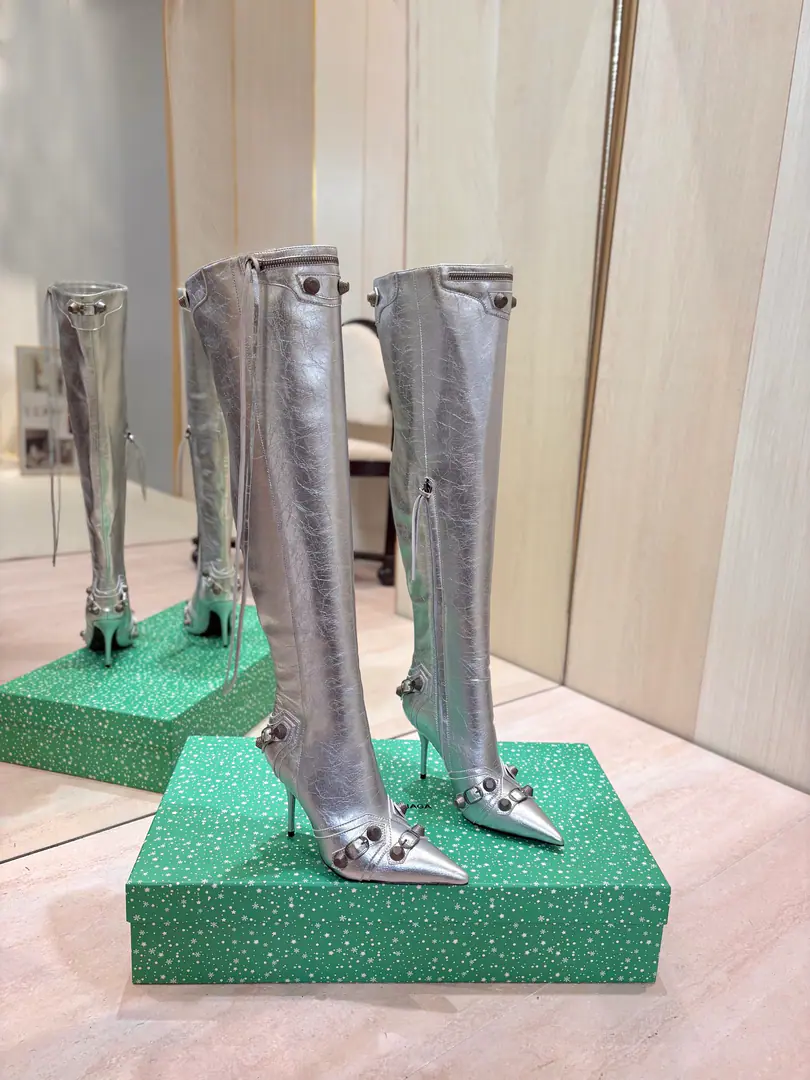 Price: BalenciagaParisian. Cagole High boots. The multi-coloured heavy-worker nails point their heads over their knees.✨ A lot of bright matching colors., High-level eye-sucking of bright skin. Metal nails make cool, personality., Slight and long legs. Salt is sweet enough to fit in with all kinds of clothes., You're so hot, you're so hot. The fall and winter suit just needs it., It's easy to unlock the back rate.🖤 Shoe.: Imported cattle skin Uchi.: Bullskins. Otsumi!: Italian skin. He's tall.: 9.5cm Codes: 35-39（34.40.41.42 I'll make sure I don't change it.） Data36HQ high54.5cm Every code difference+0.5, Perimeter36cmThe wideest position per code difference+0.7 Spill Ribration45cmEvery code difference+0.7