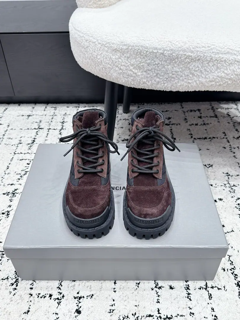 Men+20 Balenciag*26/Summer's new Martin boots. Grain with a retrofilter, skin-combined material, The thick-tailed boots are so quality., And the upper foot is...AAnd the street people are seeing things., Who wears or loves.. The thick sub-design increases itself.buff, Step on it like a flat ground., It's soft inside., He's been walking all day without getting tired., Autumn and winter commuters., Shopping., It's easy to go out.holdStay.. ✔️Fabulous.: - Oh, Pete./The canvas. ✔️Uchi.: Nebula ✔️Otsumi!: Original version to open ✔️size: 35-44（Women40Do it.）
