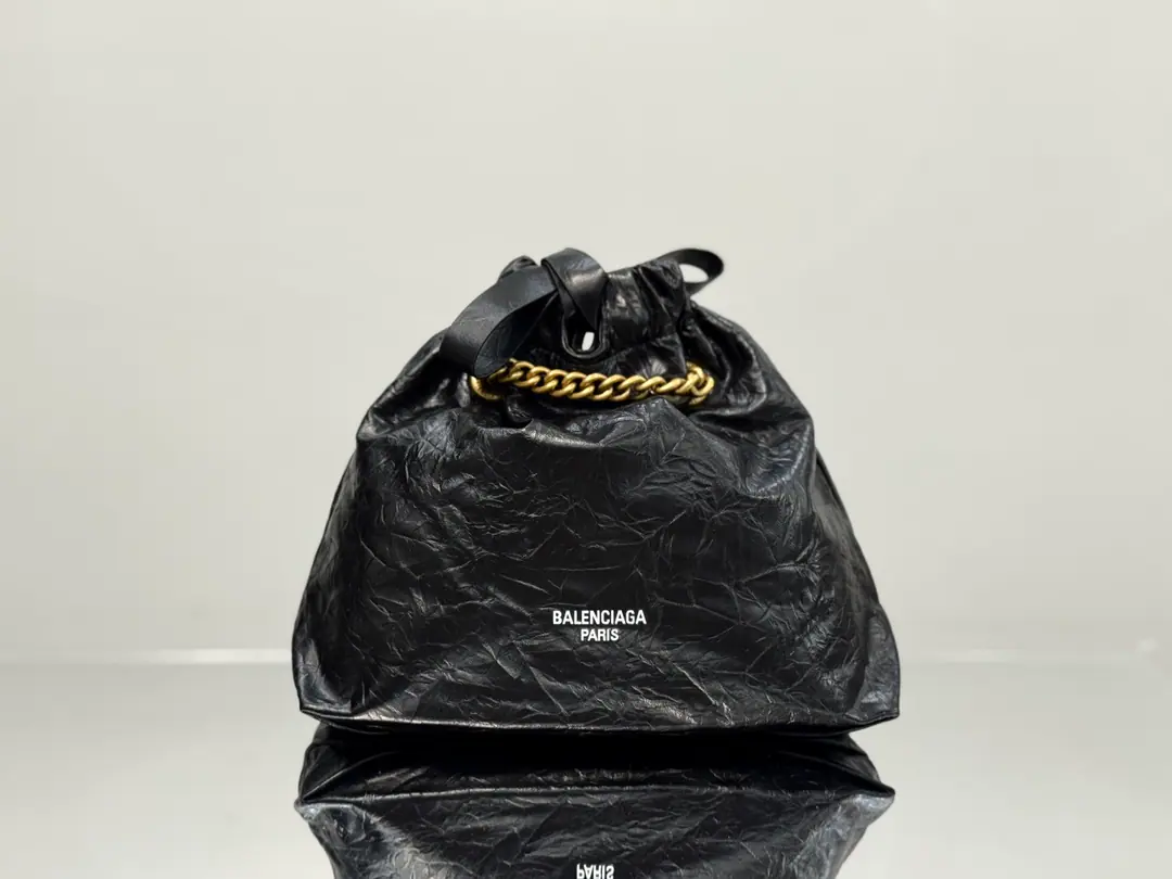 Current🔥【The wrinkled black trumpet.】 𝐁𝐚𝐥𝐞𝐧𝐜𝐢𝐚𝐠𝐚The new one is so beautiful, it can be carried.“Garbage bags.” New package typeCrush Tote The bag simulates the quality of the plastic bag using a bright-faced wrinkled cow skin., HeadsLOGO A rope belt. Sweet, cool, big bucket bag. It's not expensive. A very small woman. Whatever you want, it's a high-level feeling. The hot girl feels like she's just full of it. Fashion is a great thing.dramaA single piece of strength., Parisian Trash Catalog The tide is so cool.！！ It's a very functional and beautiful package. NMultiple backsliding.: Handheld or handheld, Lower arm back., - The back of the stale.🉑 Paragraph: 0305Small Dimensions Small: High27XBottom Width10XBottom32cm Big number.: High43XBottom Width15XBottom35cm