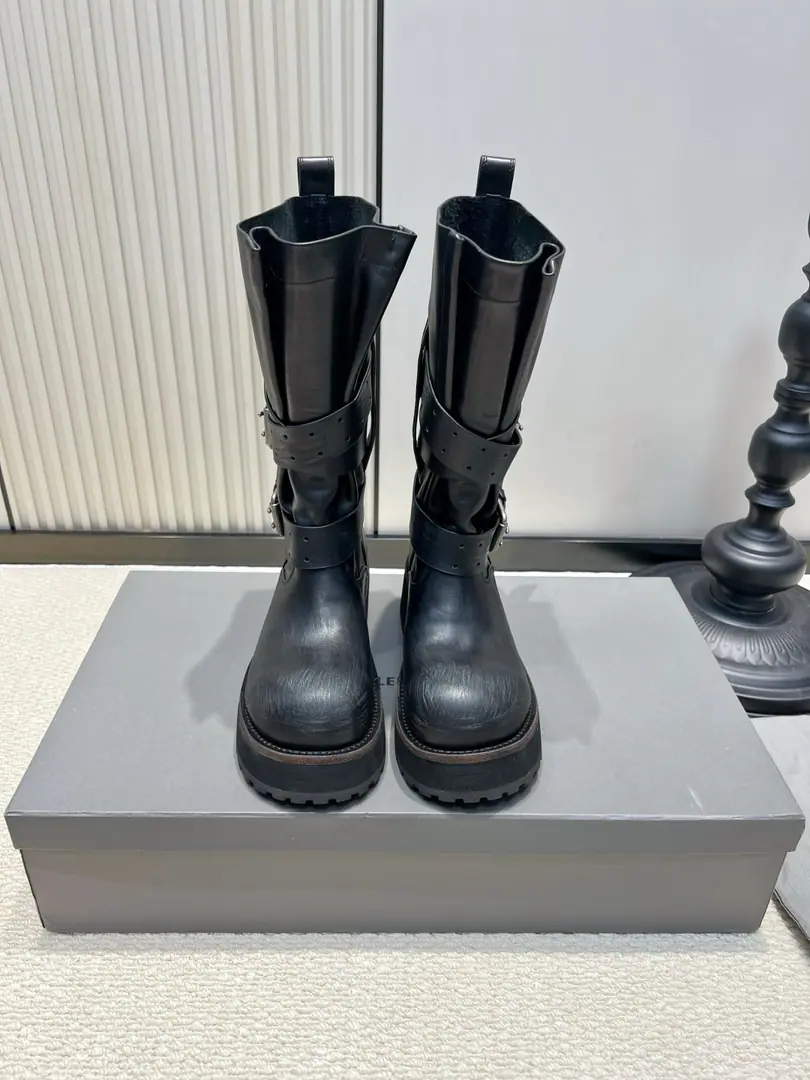 Men➕30 G Balenciaga The Parisian double belt and high-barrel boots.26ss It's cool.｜The Parisian limousine car with boots. Old black cow skins from the ancient times., I'm wearing a natural muscle symmetry., The first sense of the line is straight up.. Double-layerable belt button design, Marked performance elements, It's a very good recognition.. - Easy-headed boots., The leg-like type., Modified calf lines, ♪ And cover the legs with the flesh ♪. The thicker serrated teeth are thicker than the thicker ones., I'm getting more invisible., You're not too hard to walk.. Fit to leather., Cowboys with legs., Short skirt., Punk hottie., The best thing about the suit. ▪Shoe.: Head-decked cow skin. ▪Foot.: That's a very soft cushion. ▪Otsumi!: Rubber Bottom ▪Codes: 35-45